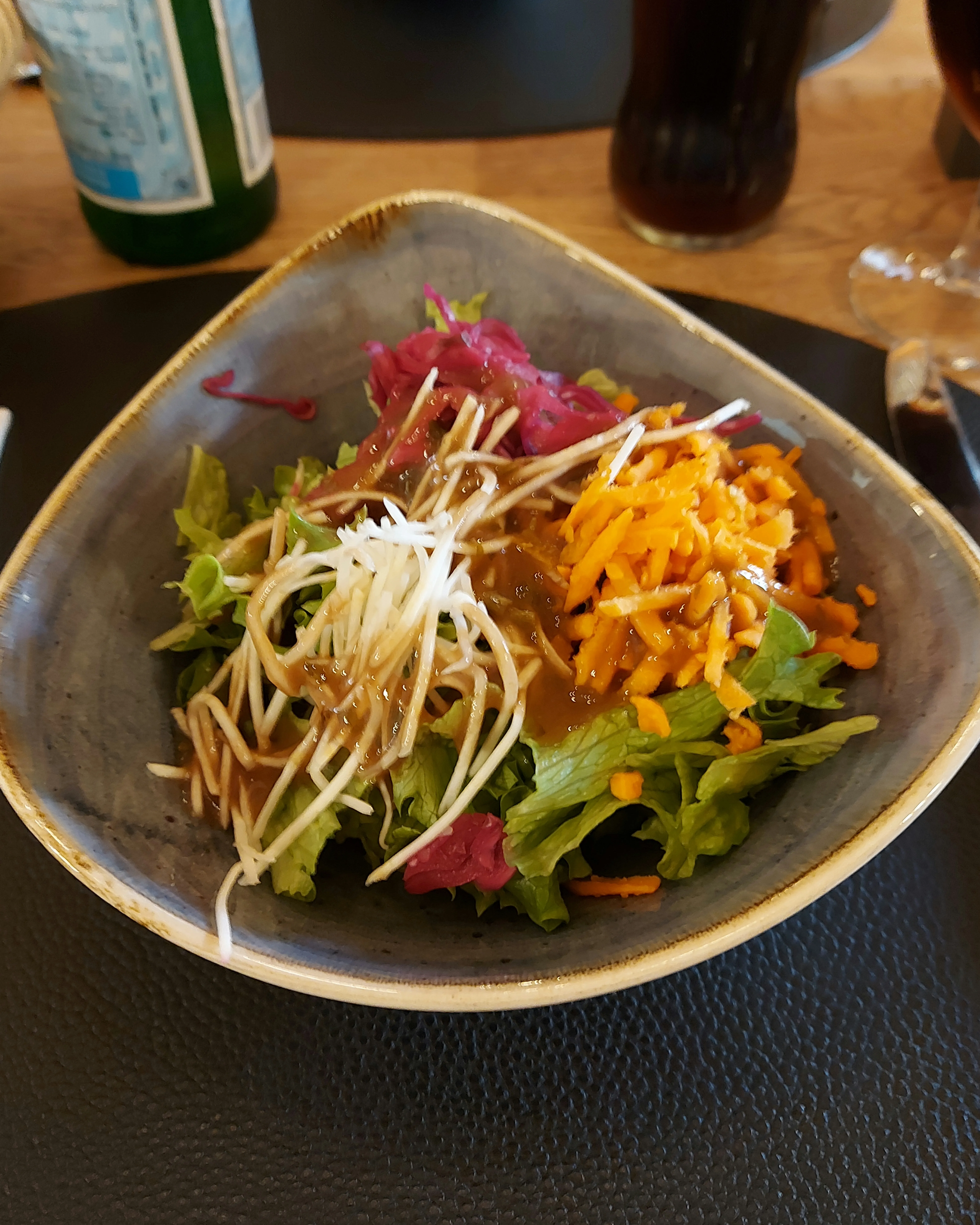 Frischer Salat mit säuerlichem Dressing im Azienda