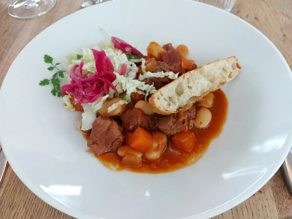 Rindsragout auf Focaccia mit Bohnen im Bay Bern