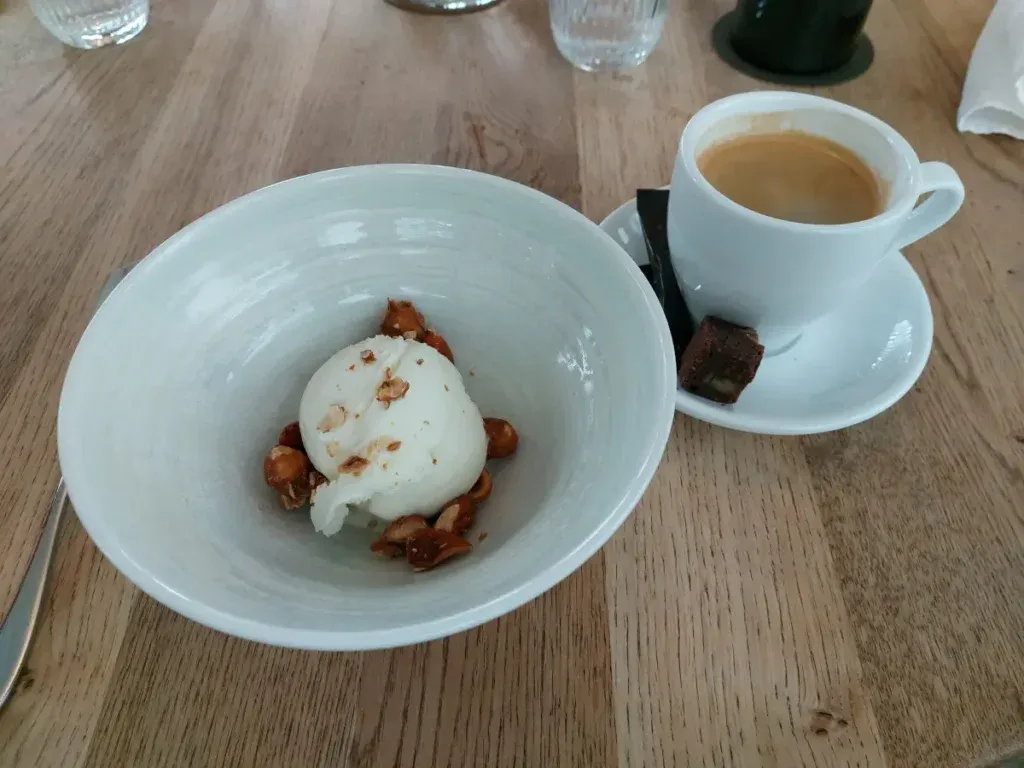 Fior-di-Latte-Glacé mit karamellisierten, gerösteten Nüssen im Bay Bern
