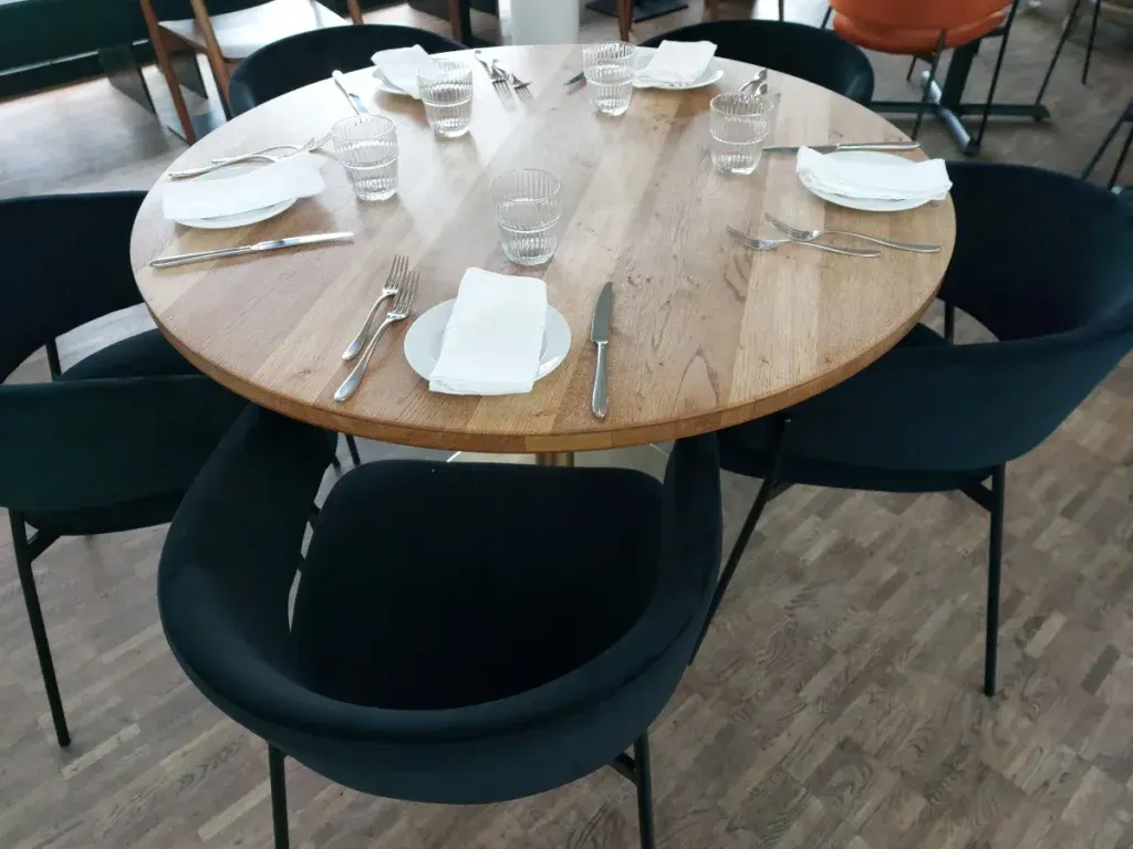 Gedeckter Tisch im Bay Bern mit schlichtem, aber elegantem Arrangement