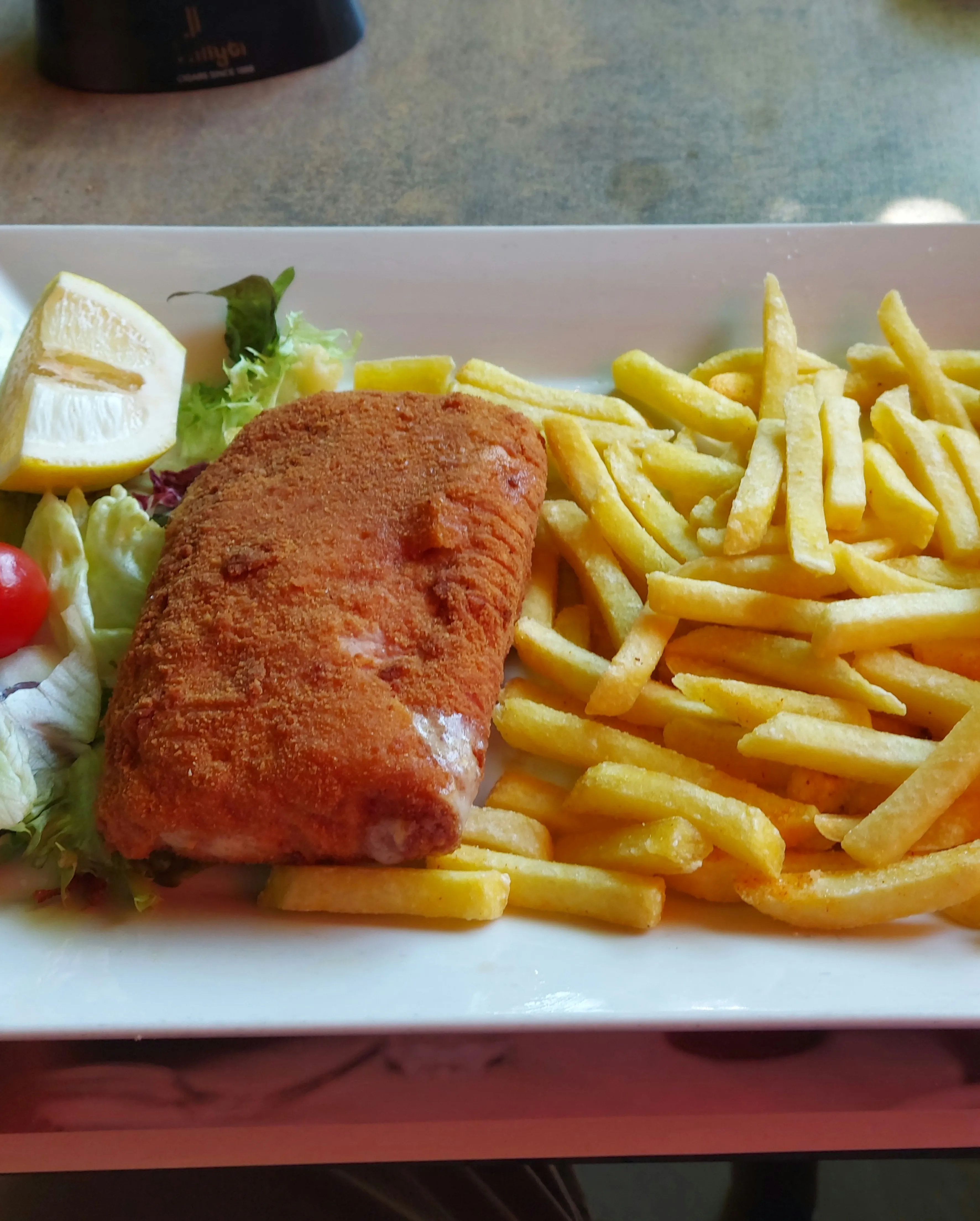 Cordon Bleu mit Pommes und Gemüse in der Trattoria Bella Italia