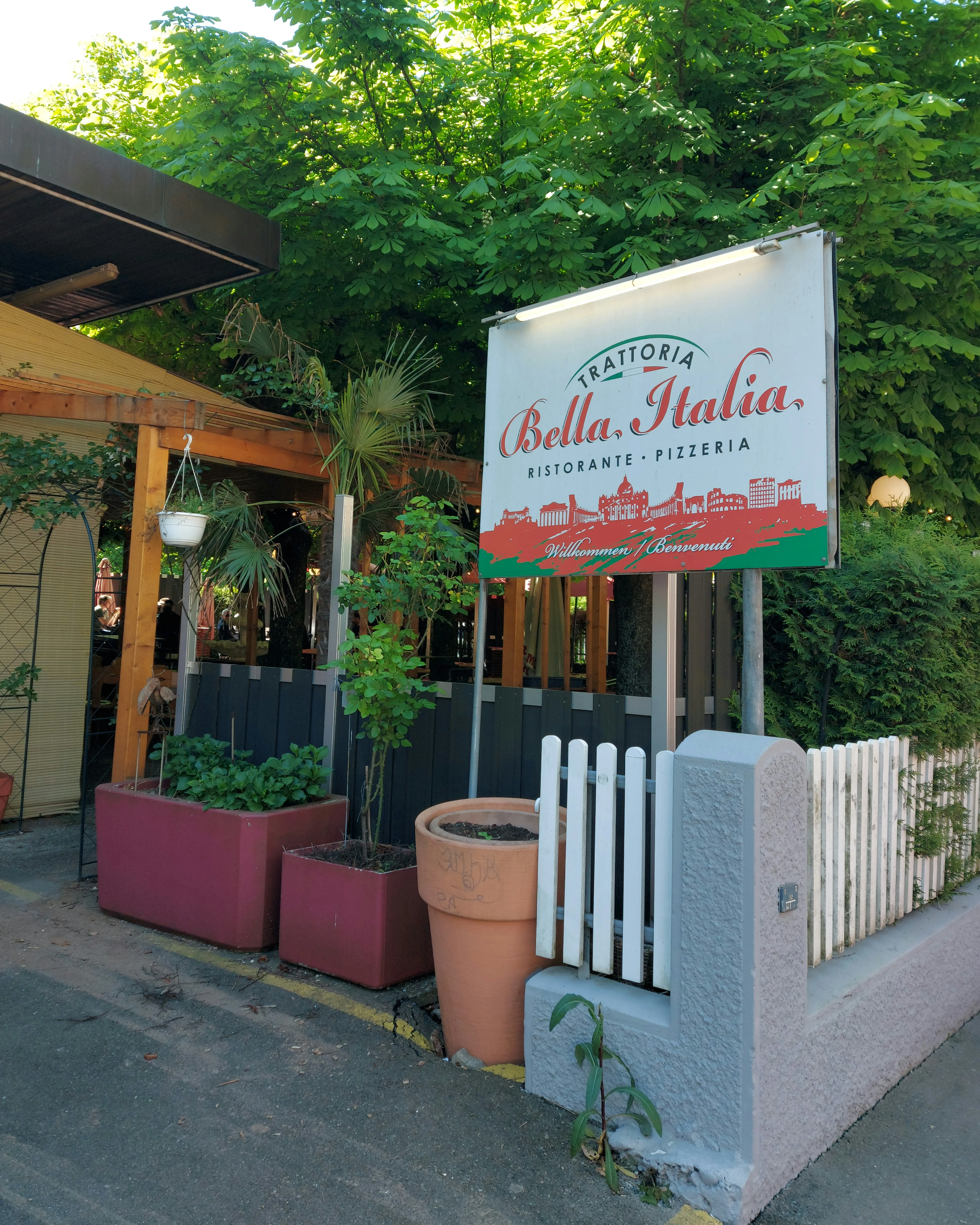 Eingang zur Terrasse der Trattoria Bella Italia