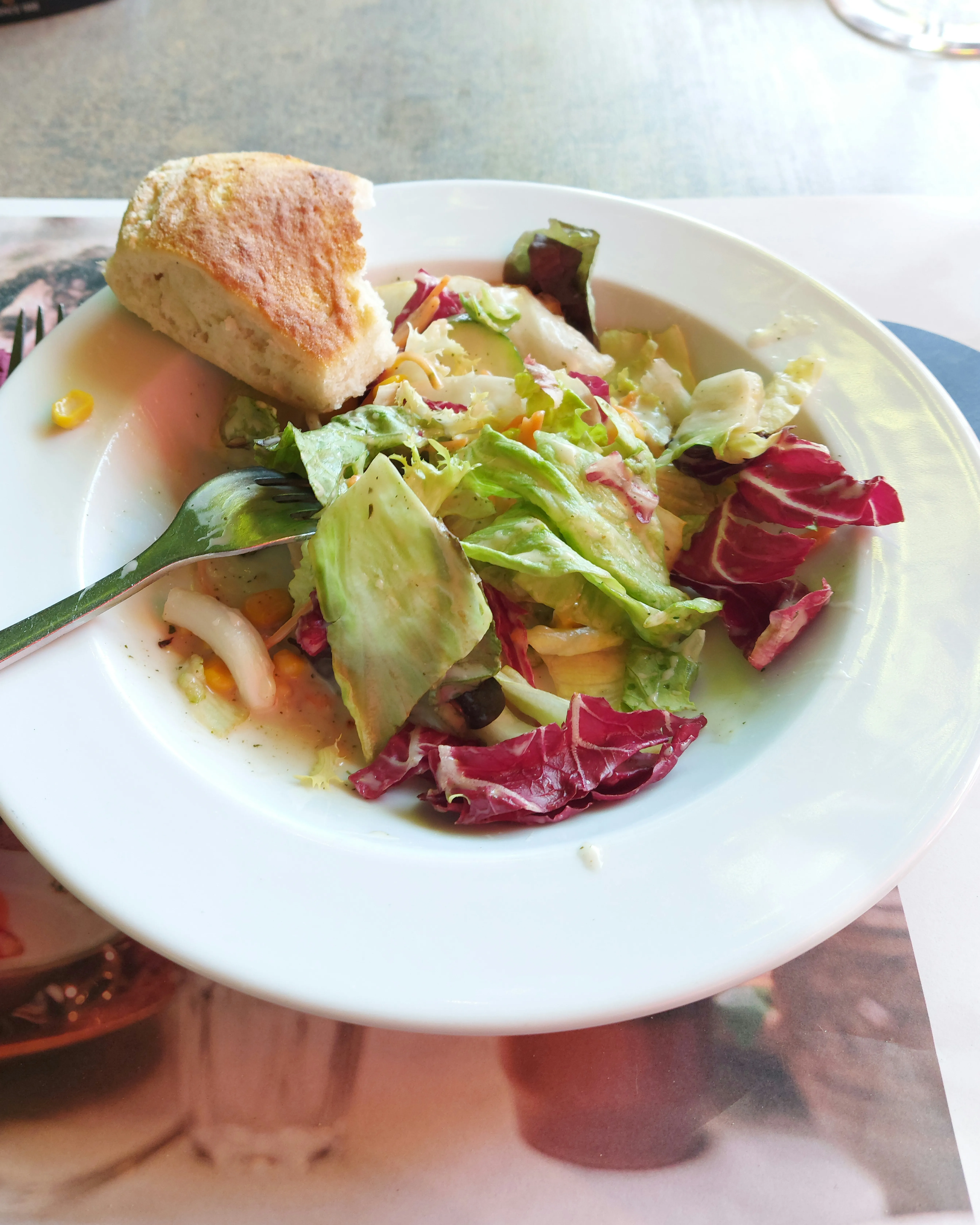 Grüner Salat mit würziger Salatsauce in der Trattoria Bella Italia
