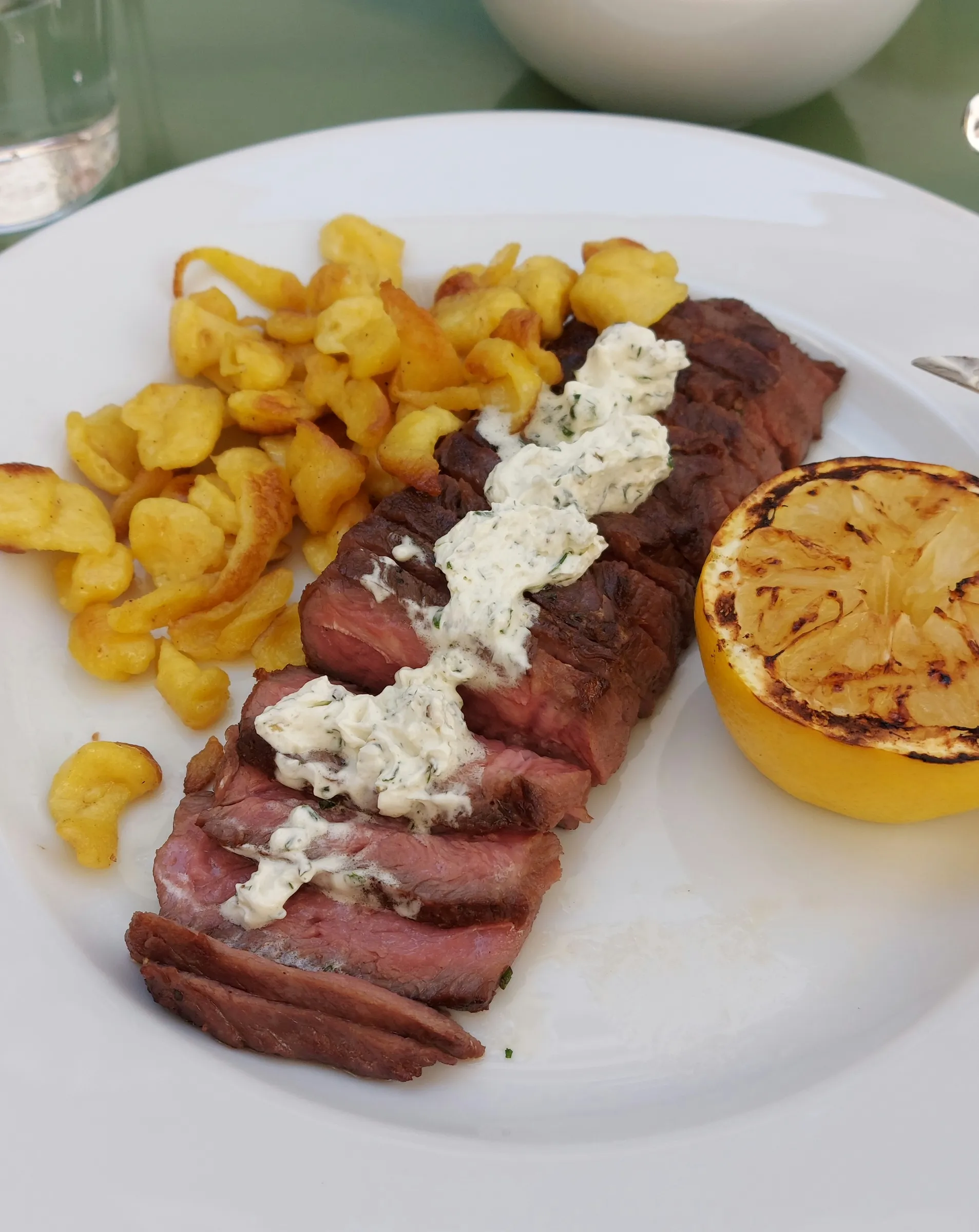 Flank Steak mit Kräuterbutter und Spätzli in der Brasserie Kaiser