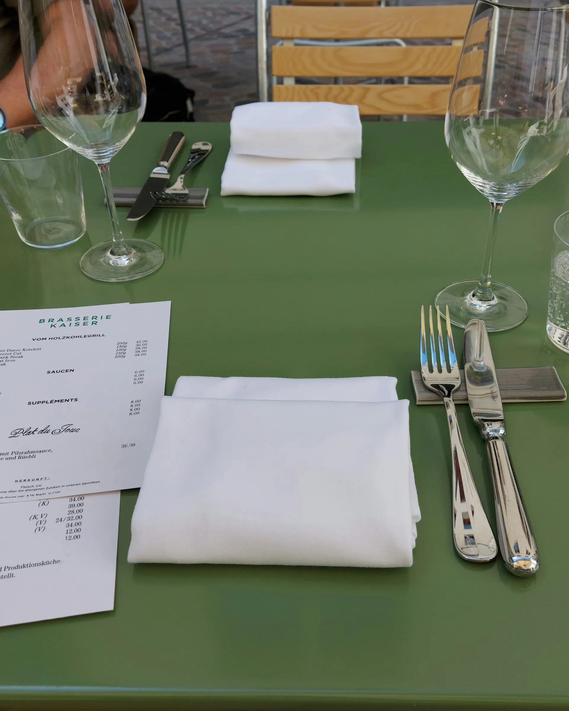 Gedeckter Tisch in der Brasserie Kaiser mit weisser Serviette