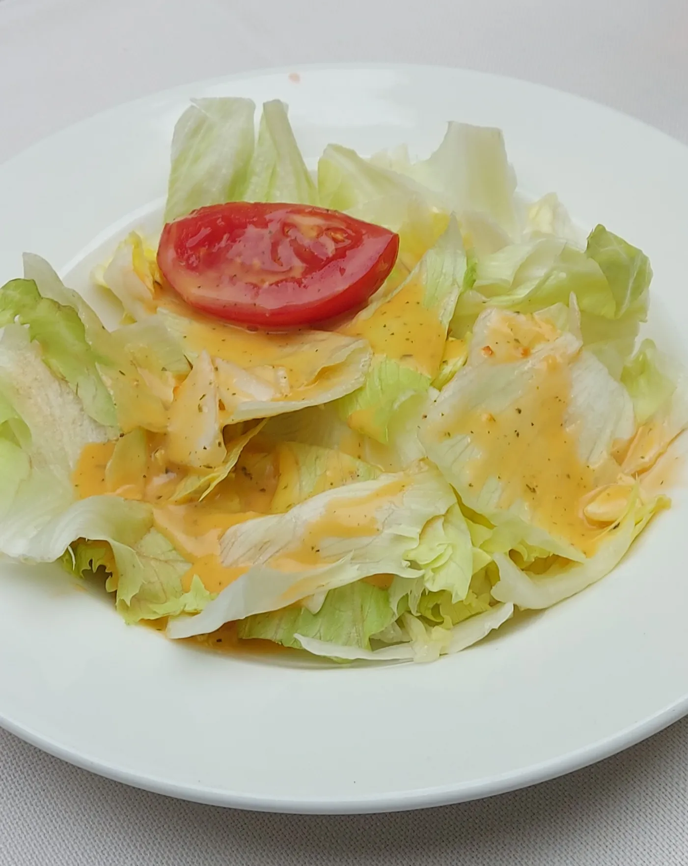 Grüner Salat mit italienischem Dressing im Casa d'Italia Bern