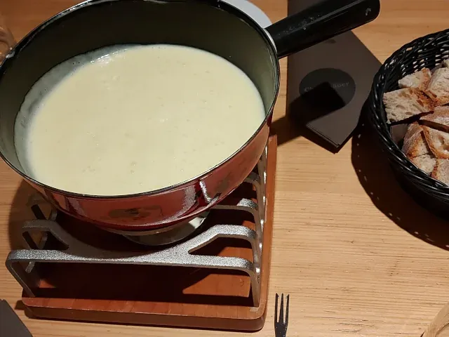 Fondue im ChäsChäuer Bern – geschmolzener Käse in einem traditionellen Keramiktopf