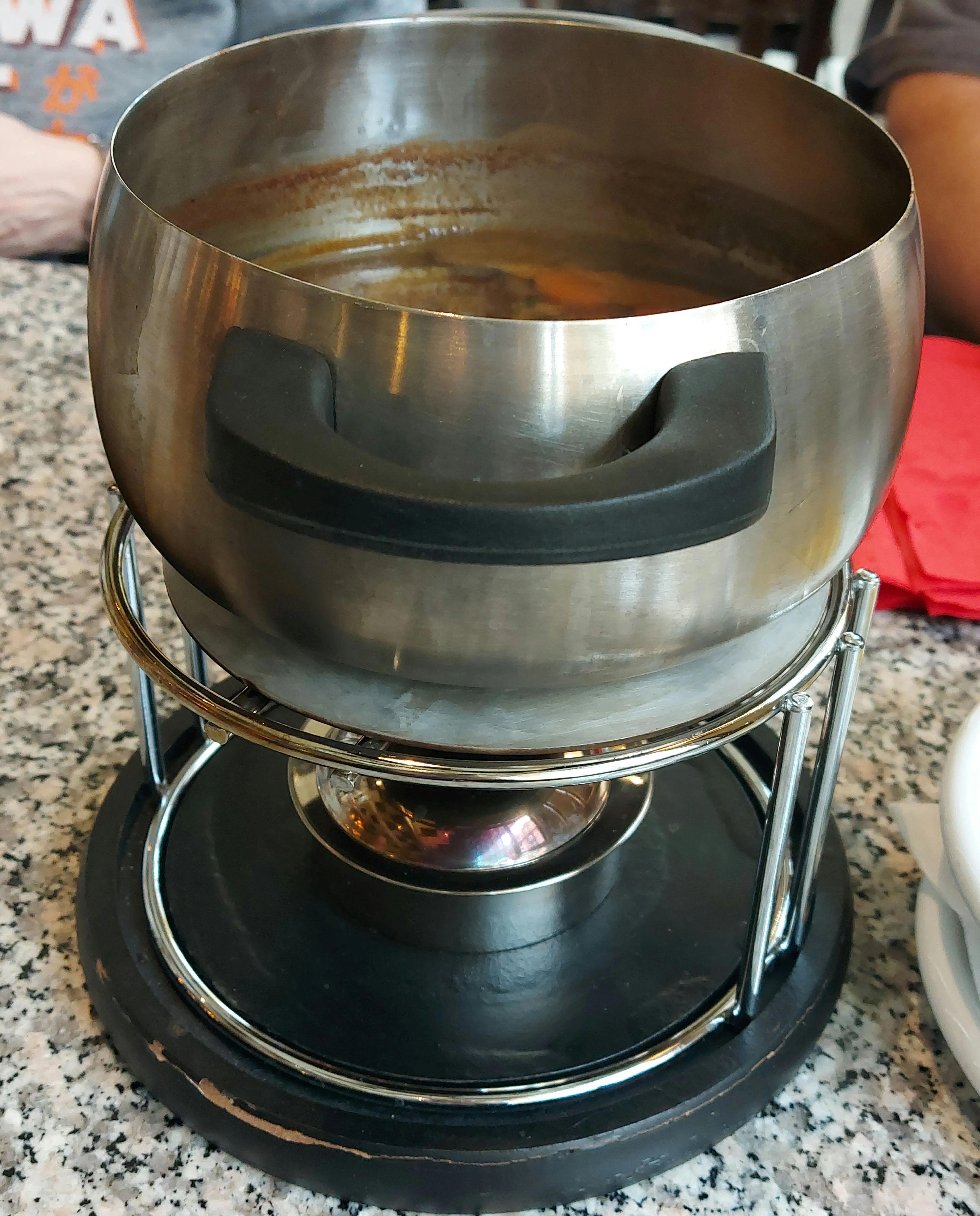 Chlyne Hecht Bern – fondue chinoise with spirit burner and broth
