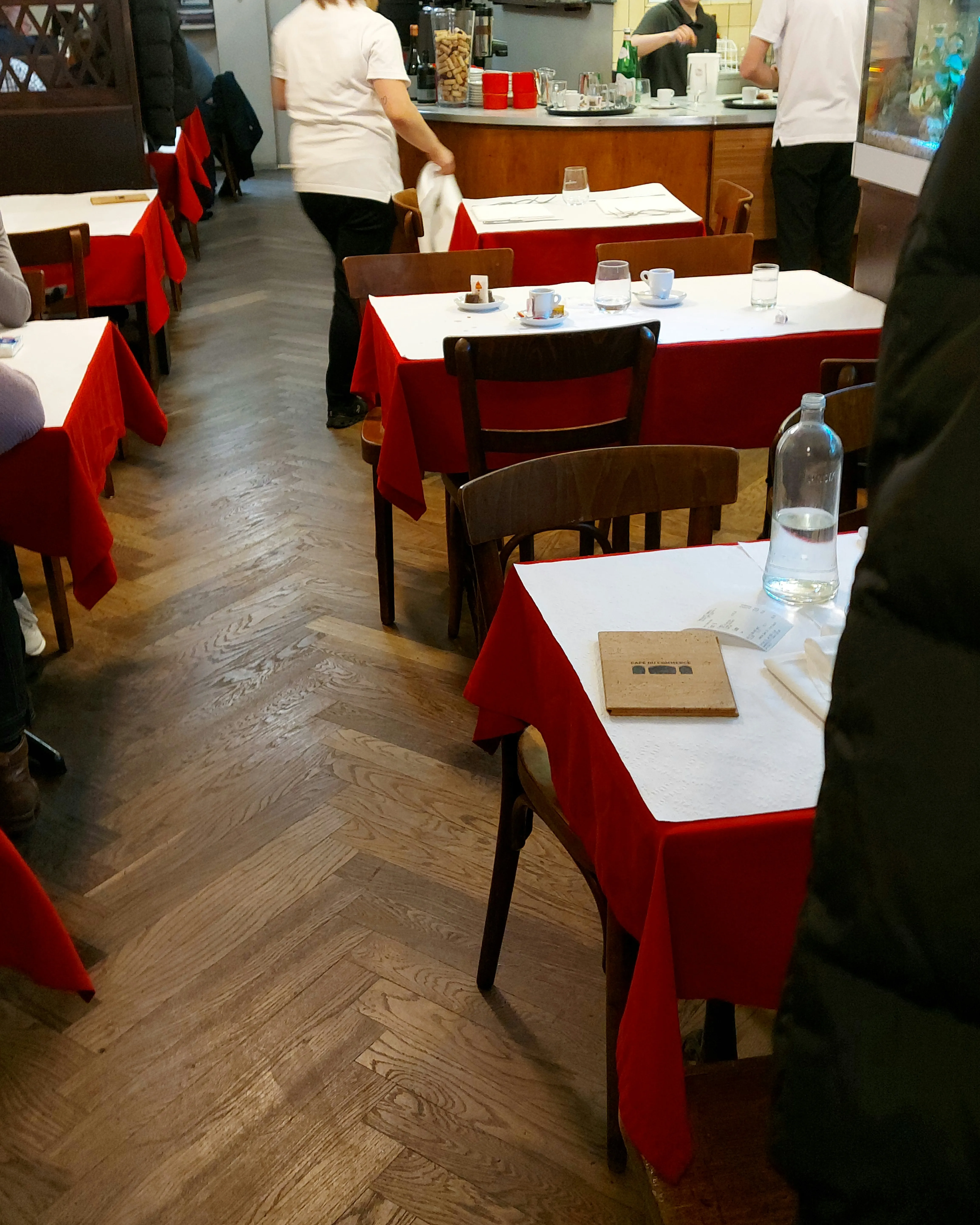 Commerce Bern – Innenraum mit schlicht-eleganter Einrichtung