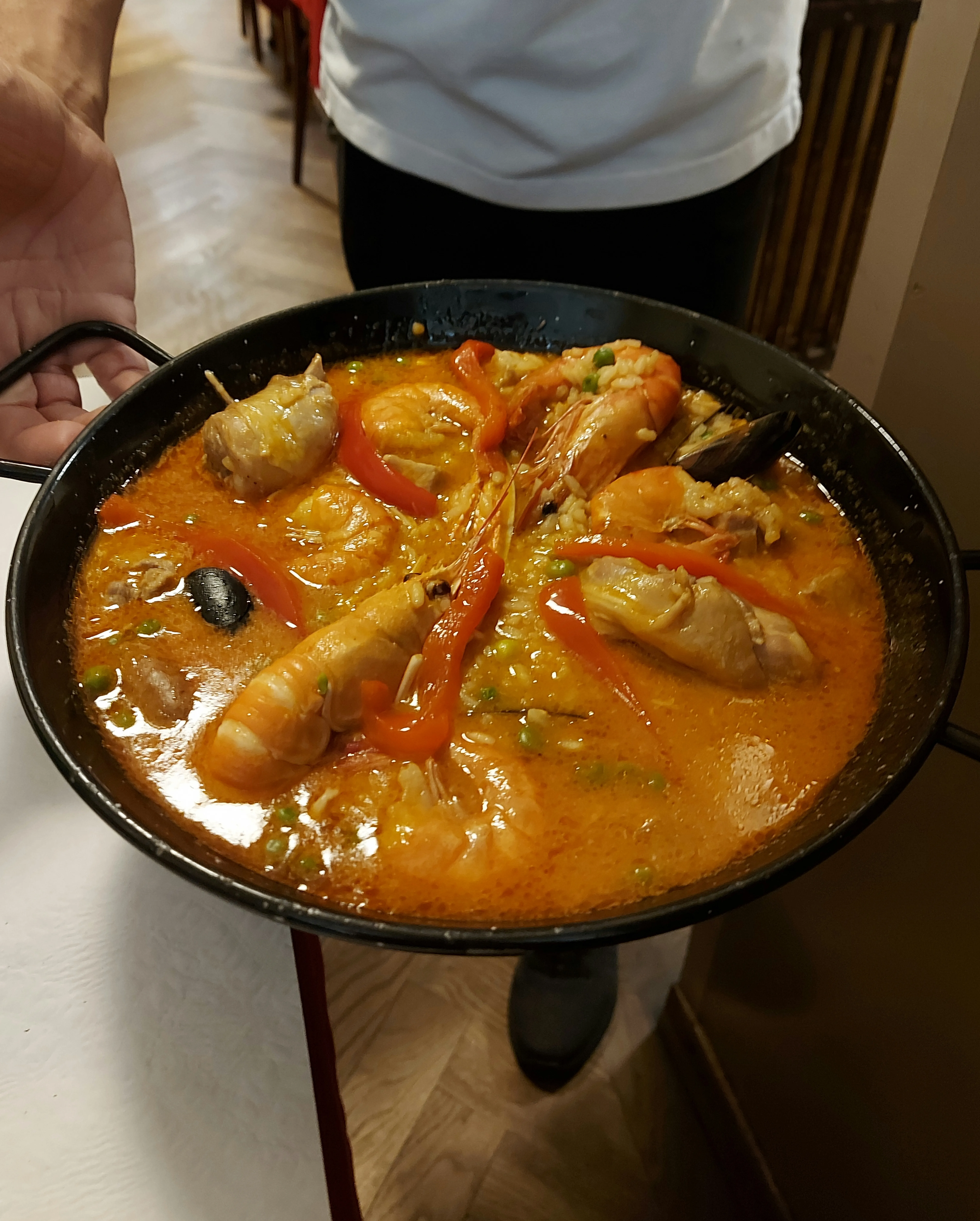 Paella in der gusseisernen Pfanne im Commerce Bern