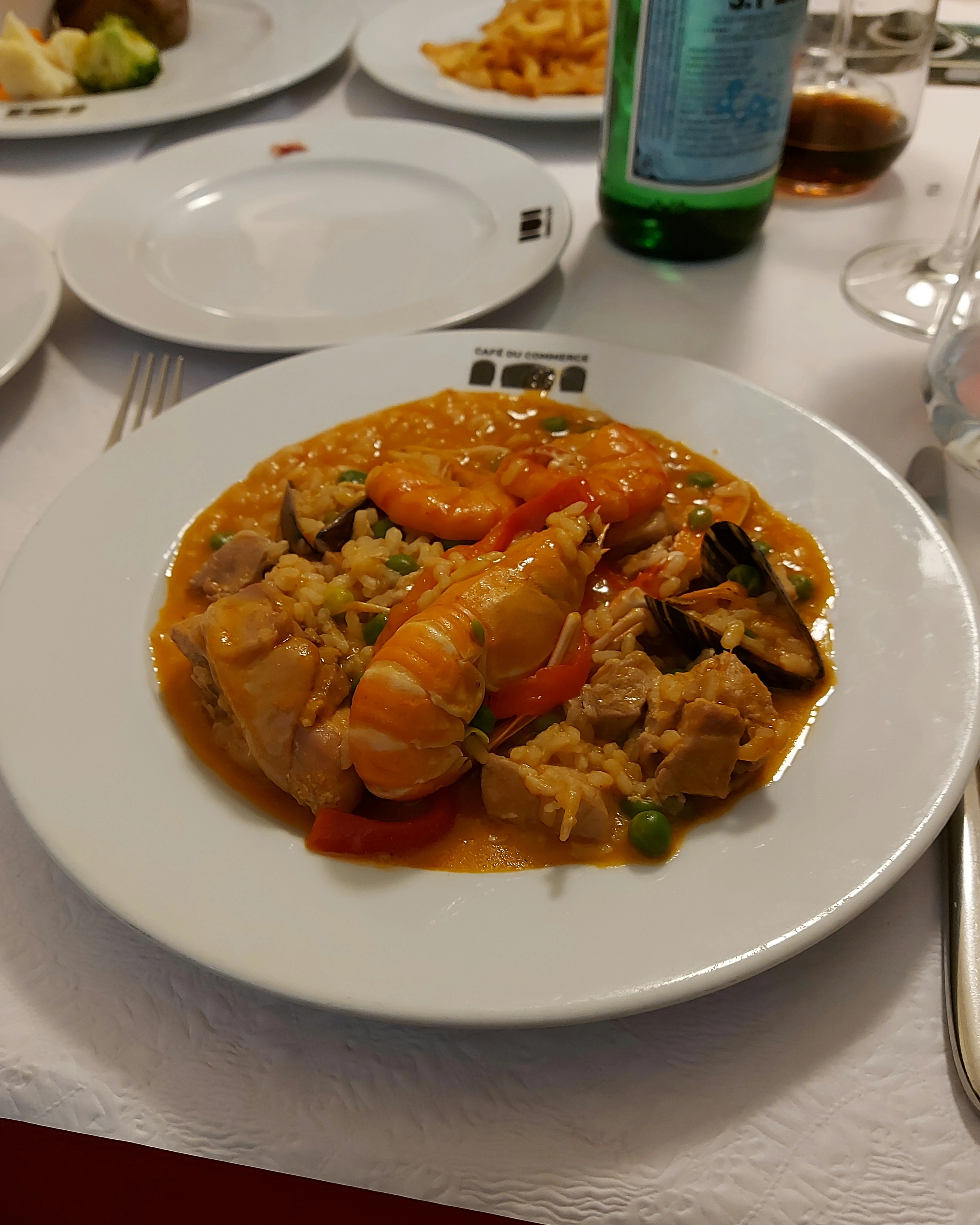 Paella auf dem Teller im Commerce Bern