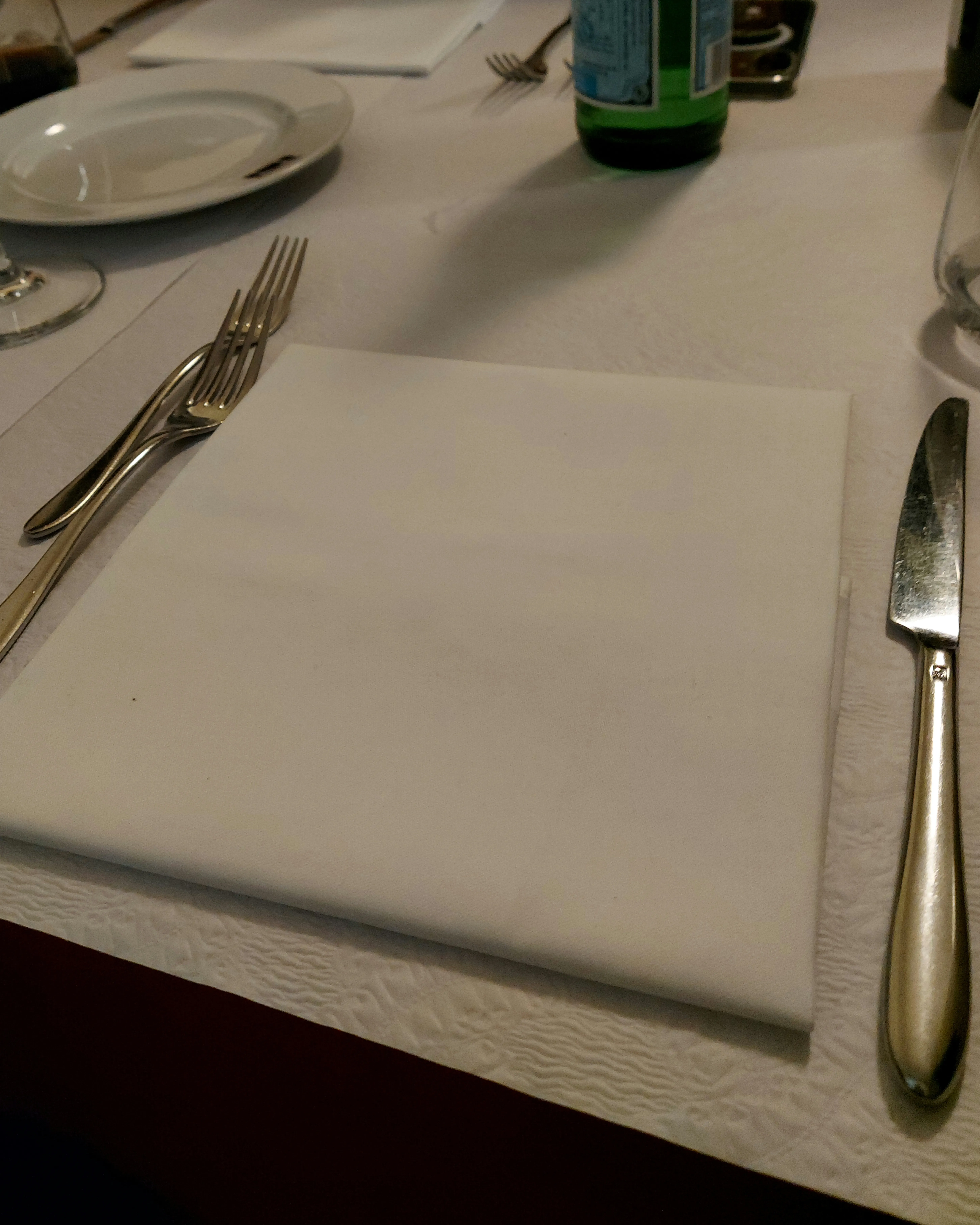Commerce Bern – Gedeckter Tisch mit weissem Tischtuch