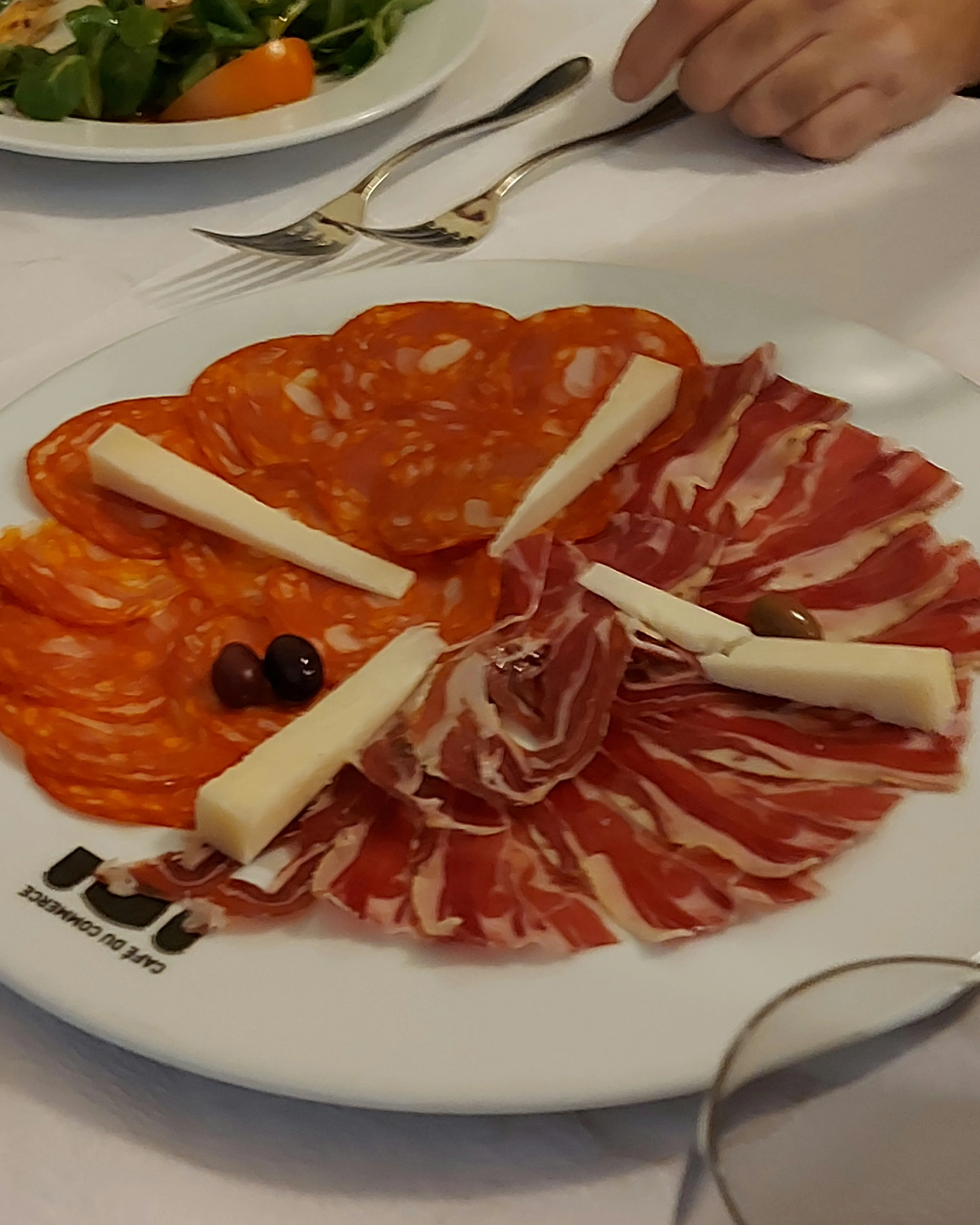 Tapas-Teller mit Chorizo, Jamón Serrano, Käse und Oliven im Commerce Bern