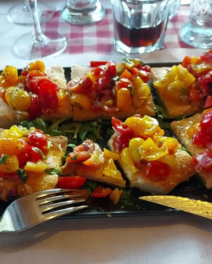 Nahaufnahme der Bruschetta mit frischen Tomaten und Rucola