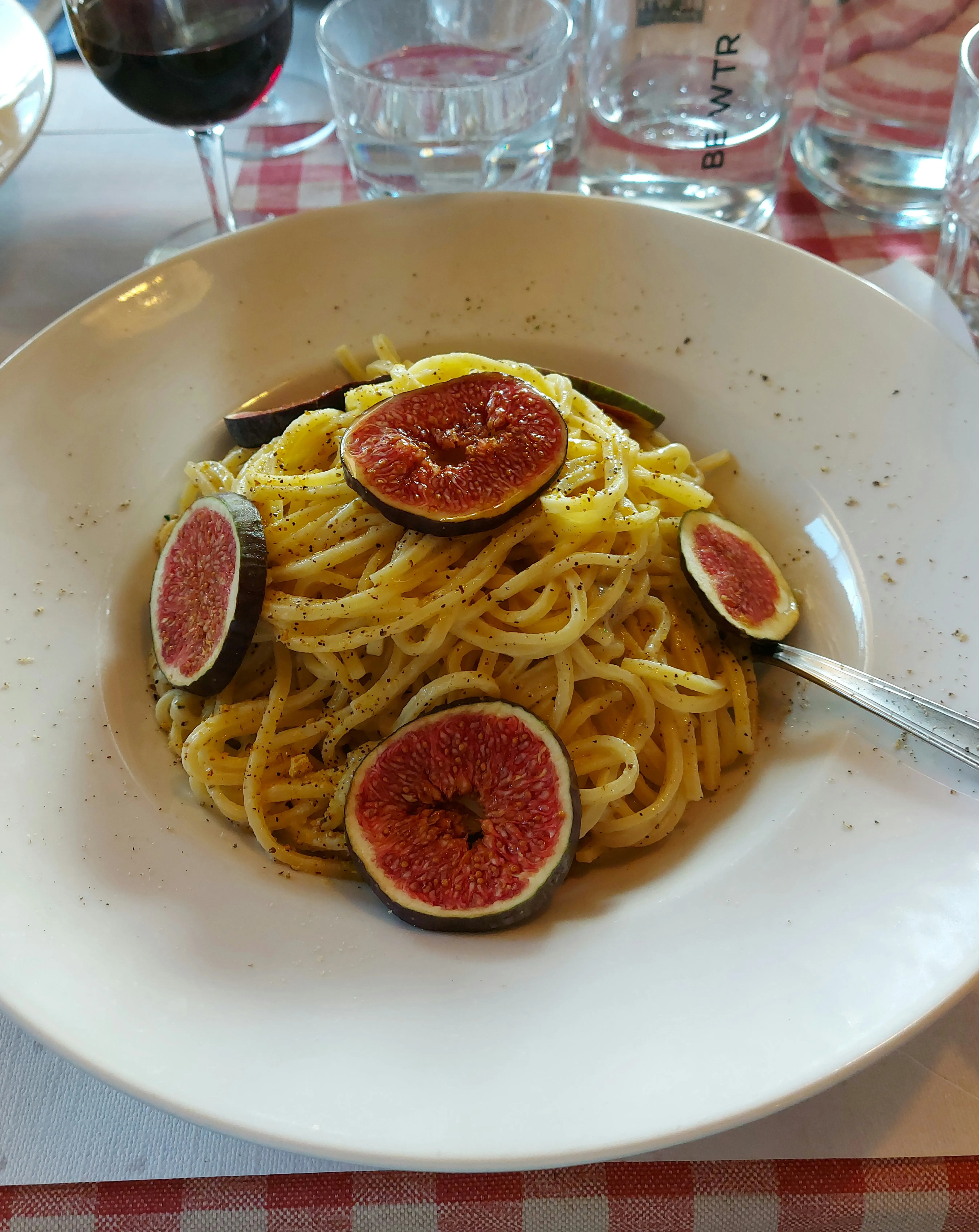 Spaghetti alla Chitarra – Cacio e Pepe mit Feigen – in der Osteria da Santo