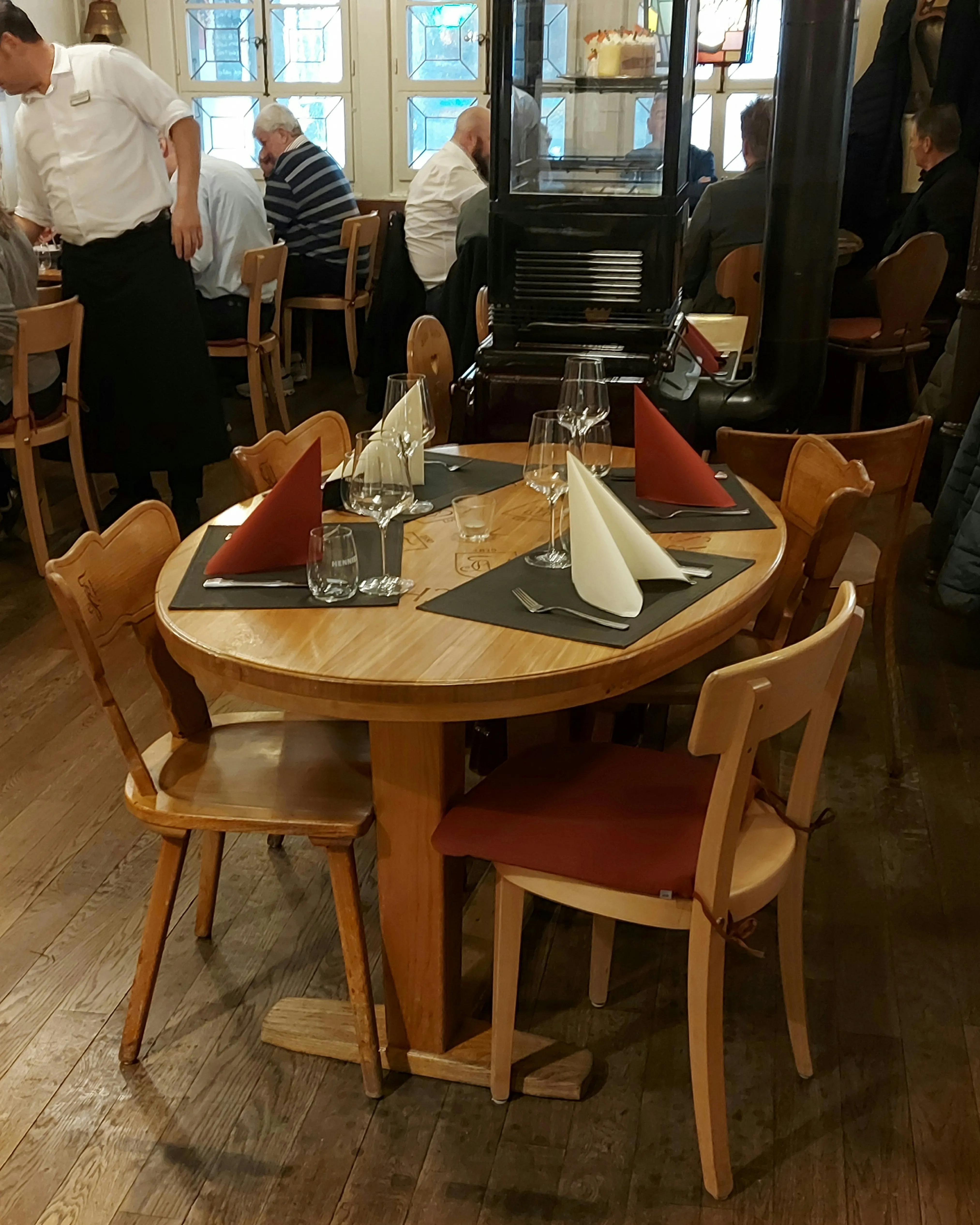 Lively atmosphere in the interior of Restaurant Della Casa Bern.