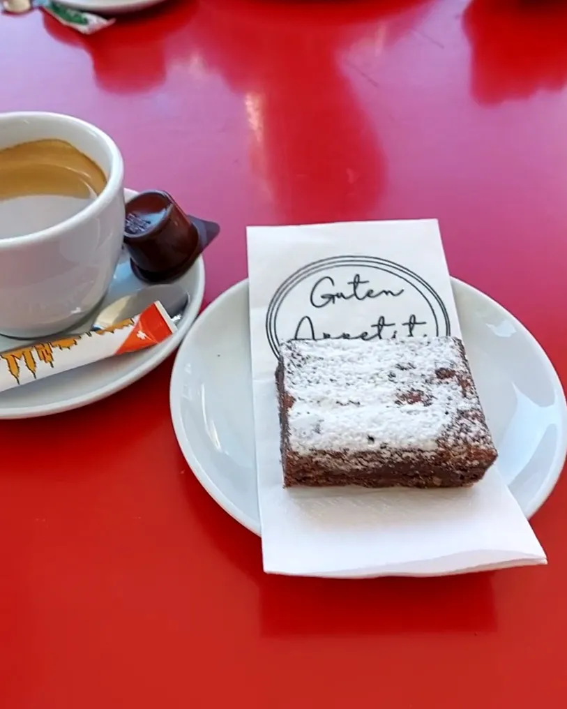 Brownie als Dessert im DOCK8 Bern