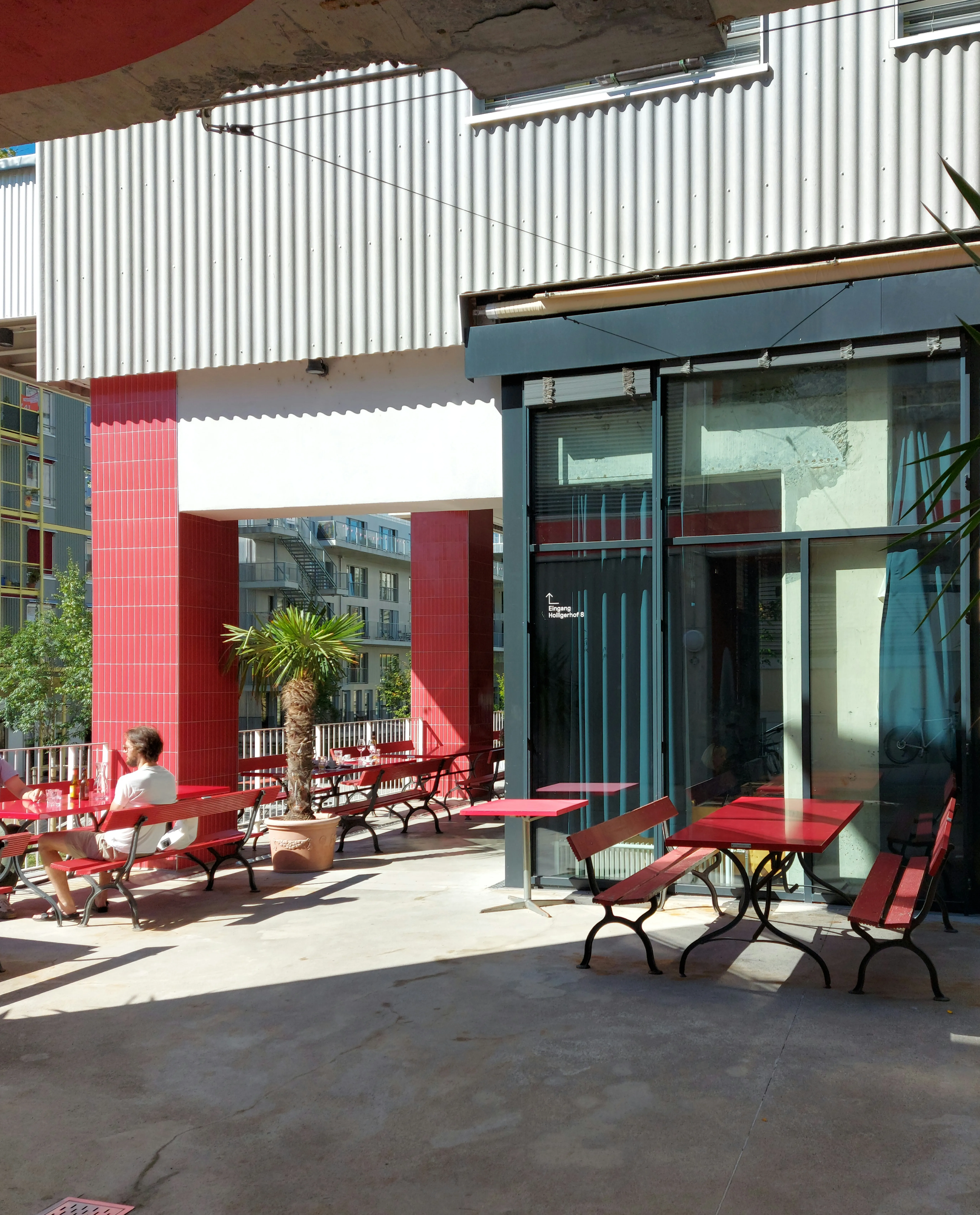 DOCK8 Bern – Mittagessen auf der Terrasse in der Siedlung Holliger
