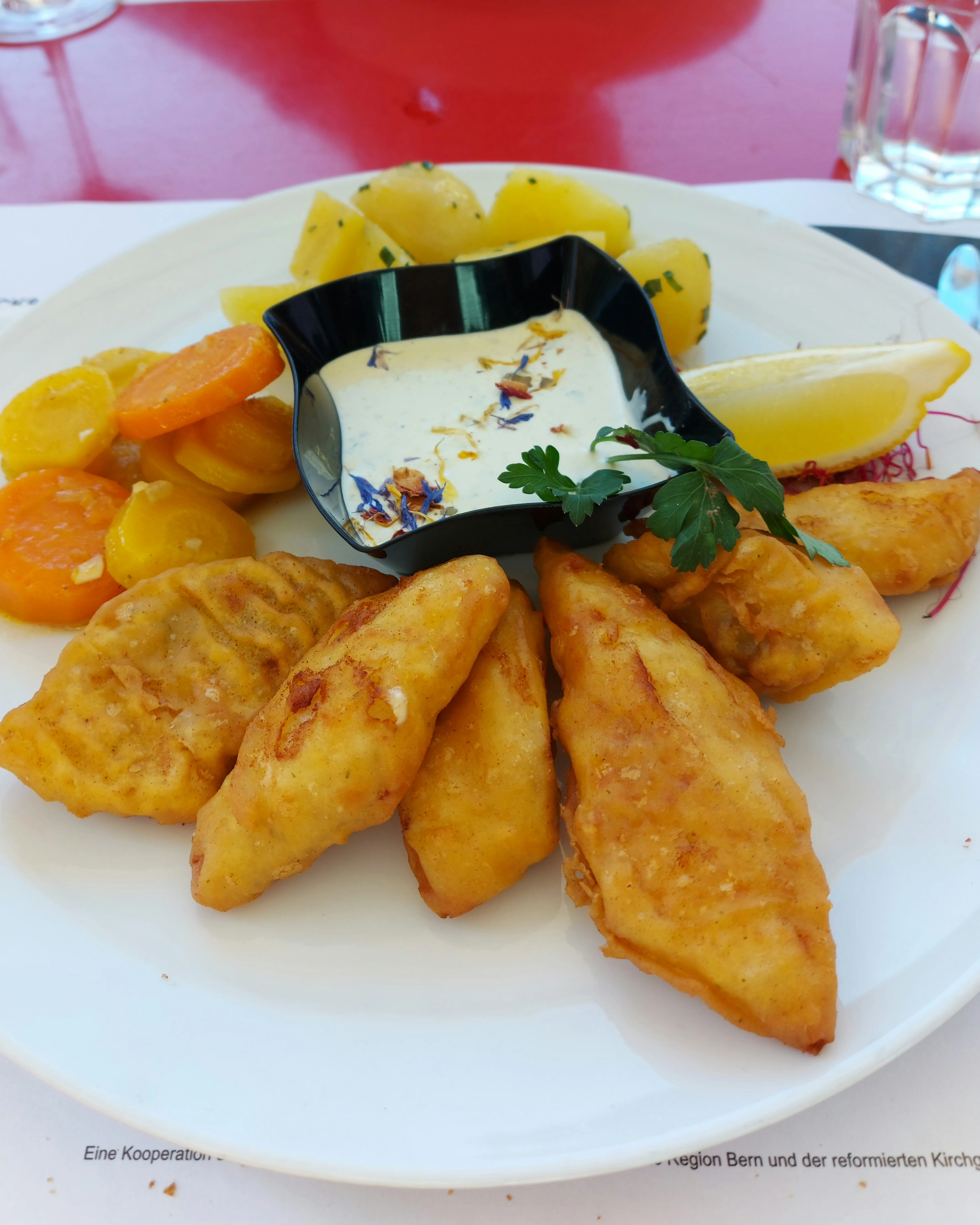Zanderfilets mit Salzkartoffeln, Karotten und Quarksauce im DOCK8 Bern