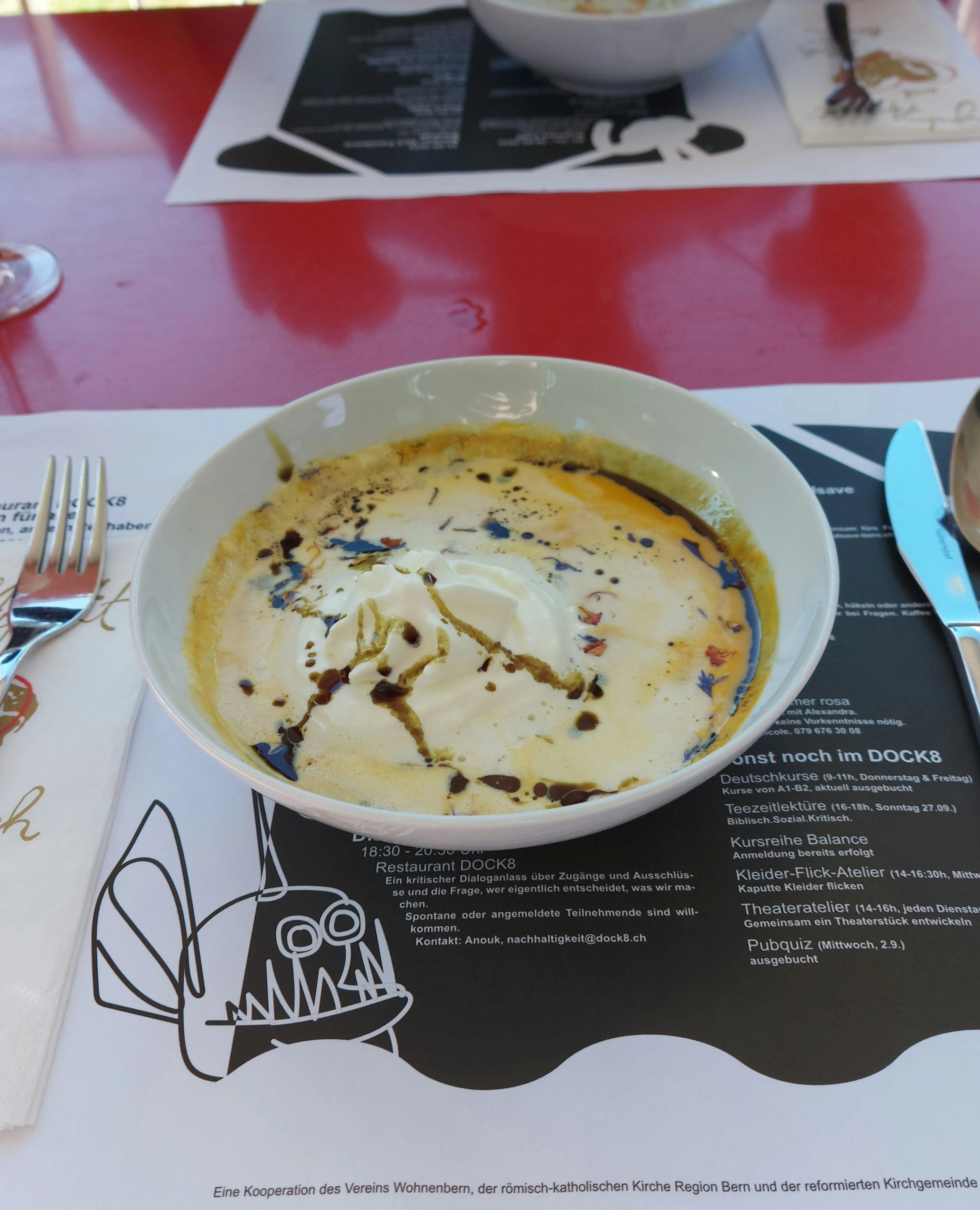 Kürbissuppe mit Schlagrahm als Vorspeise im DOCK8 Bern