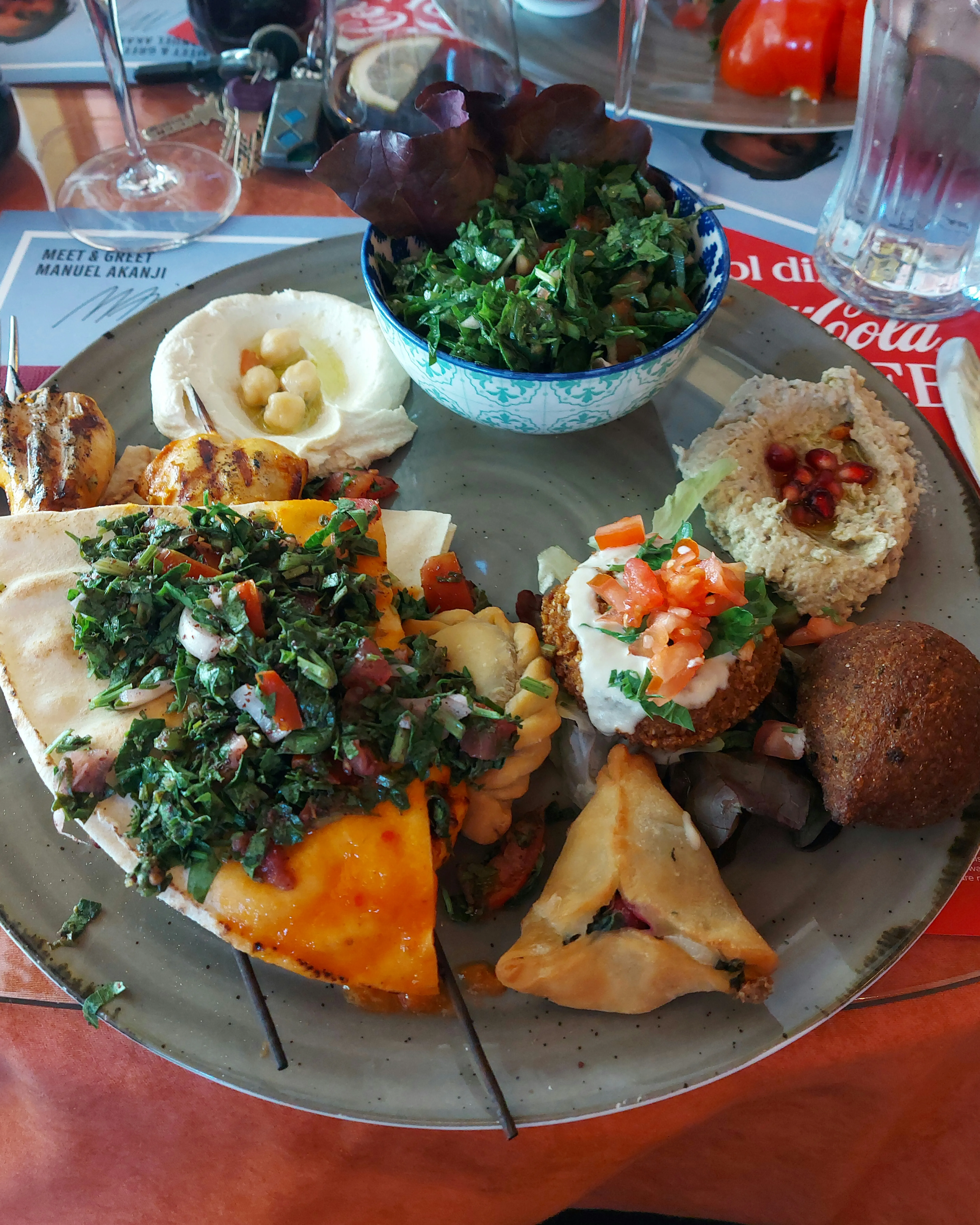 Domino Teller mit Sambussek, Hummus, Baba Ganoush, Kebbe, Tabboule, Falafel, Spinatpastete und Pouletspiessen im Domino Bern