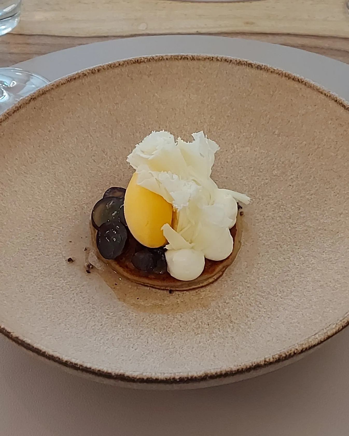 Käsedessert mit Mangosorbet im Essort in Bern