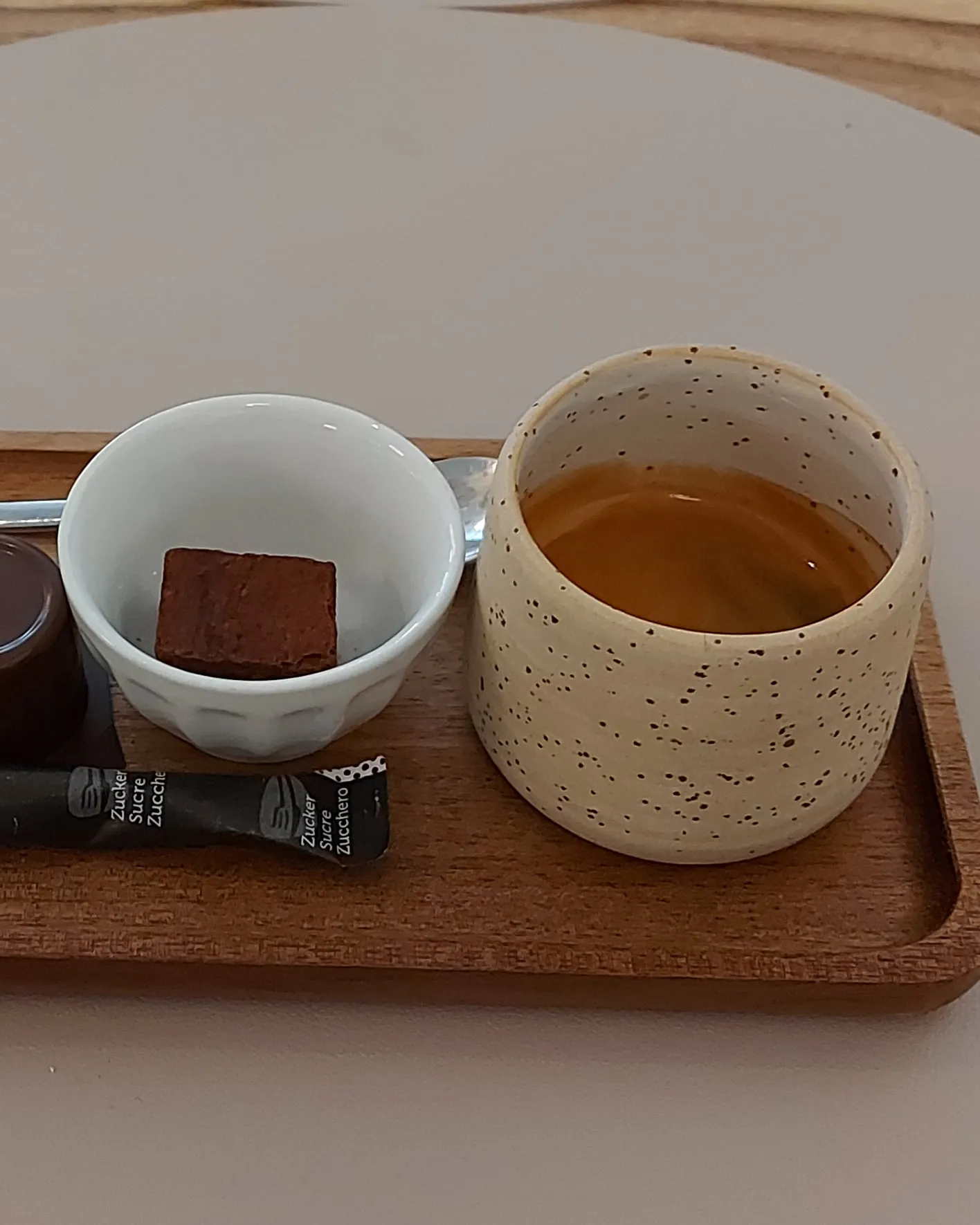 Kaffee mit Friandises im Essort in Bern