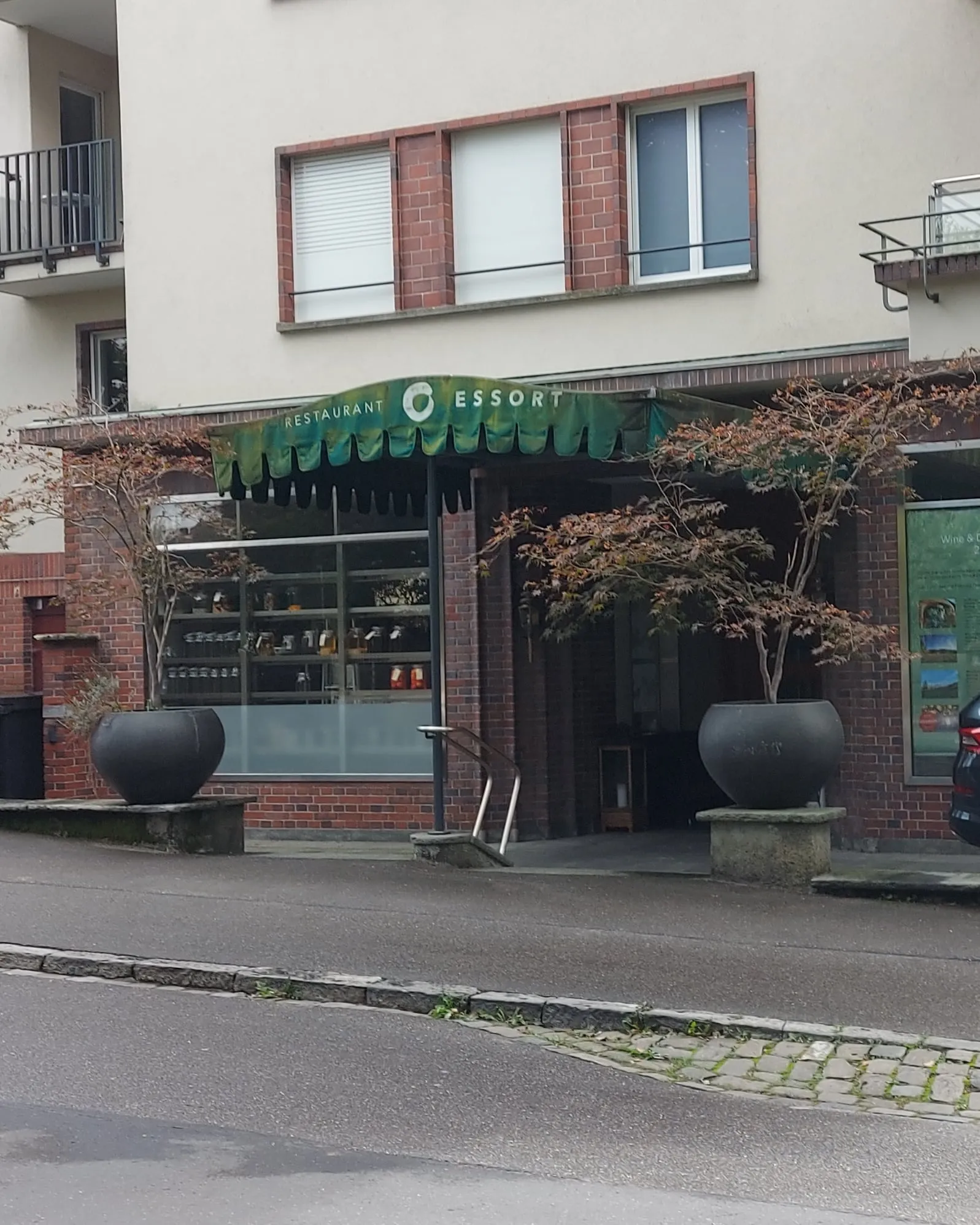 Eingangsbereich des Essort in Bern von der Strasse aus