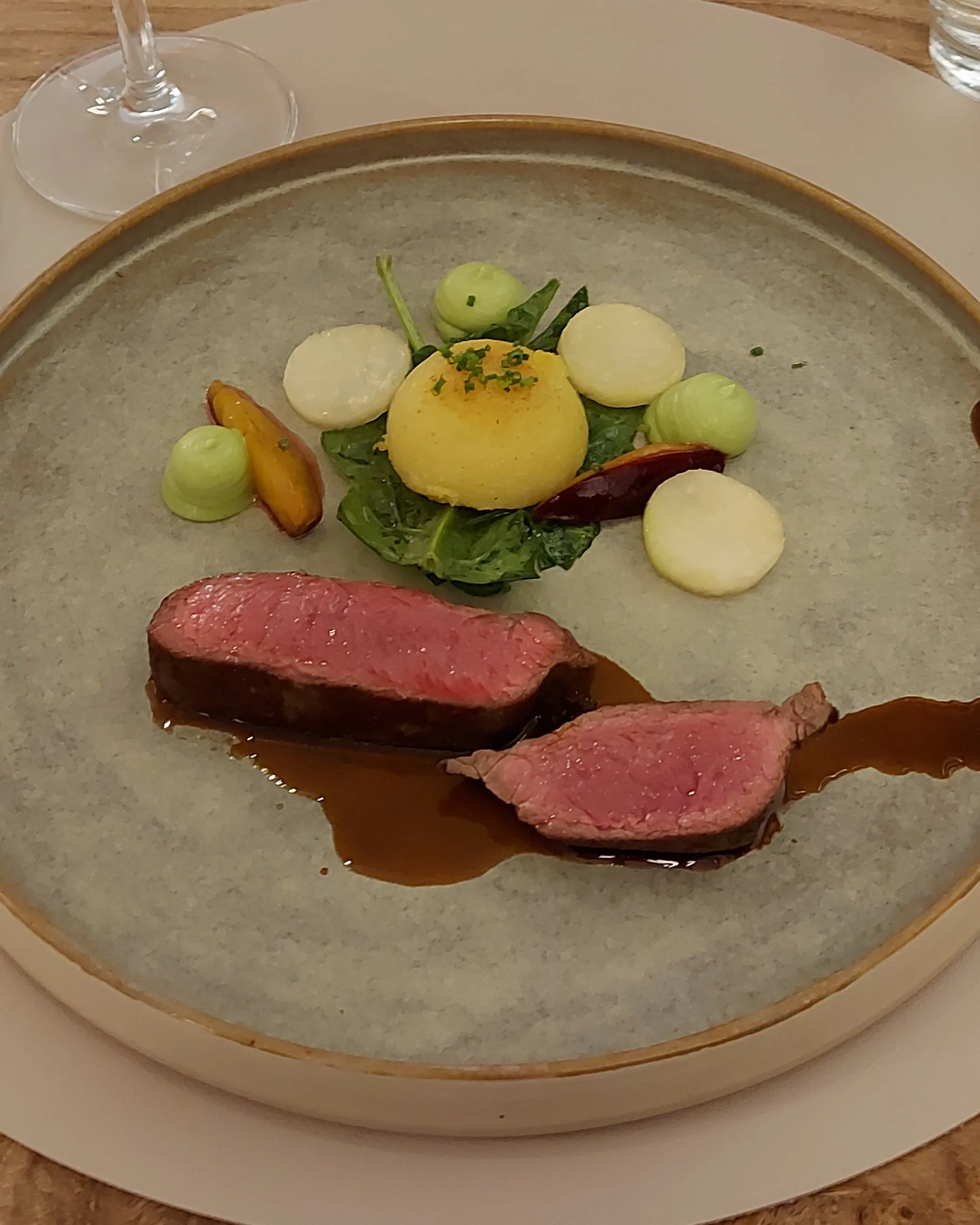 Flank Steak mit dunkler Sauce und Kartoffelstampf im Essort in Bern