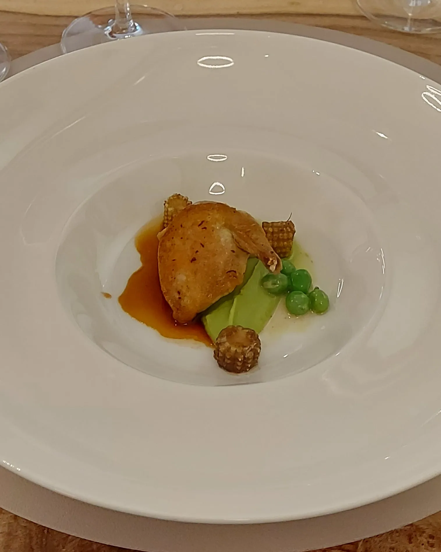 Knusprig gebratene Wachtel auf Erbsenpürree im Essort in Bern