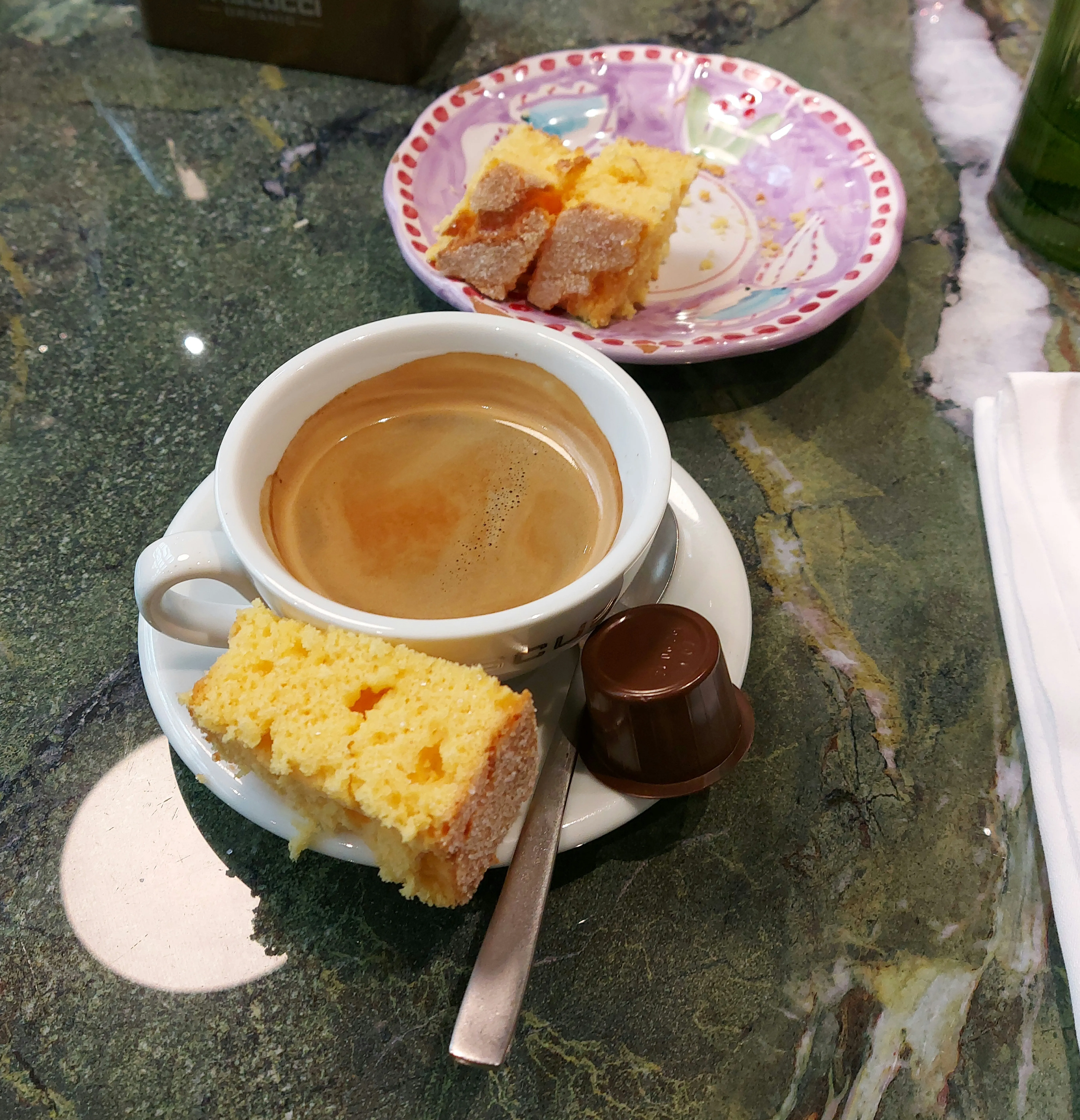 Coffee with a piece of pastry at Galleria Luce Bern – a delightful end to a stylish evening