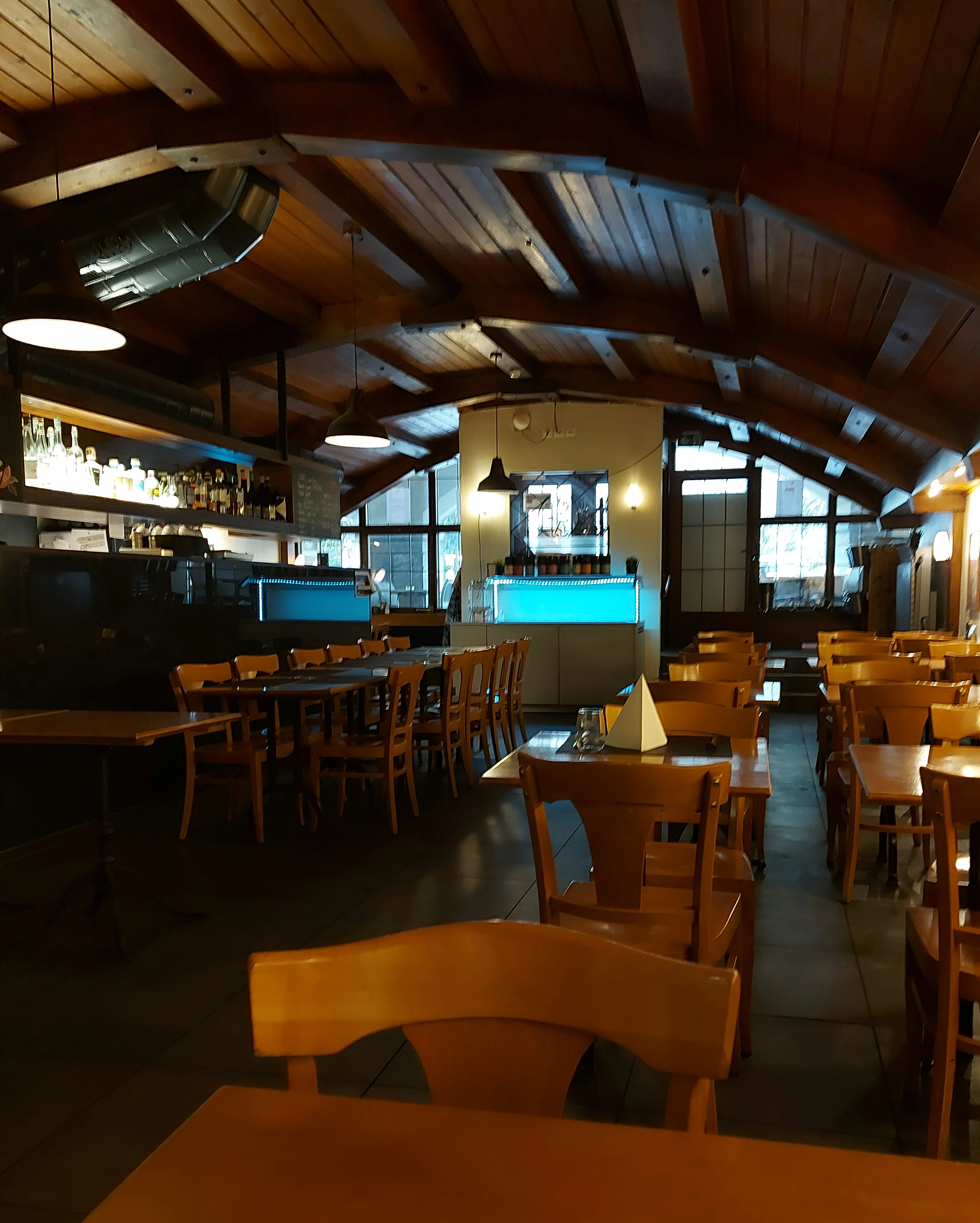 Uriges Interieur des Restaurants Goldener Schlüssel mit Holzgewölbe