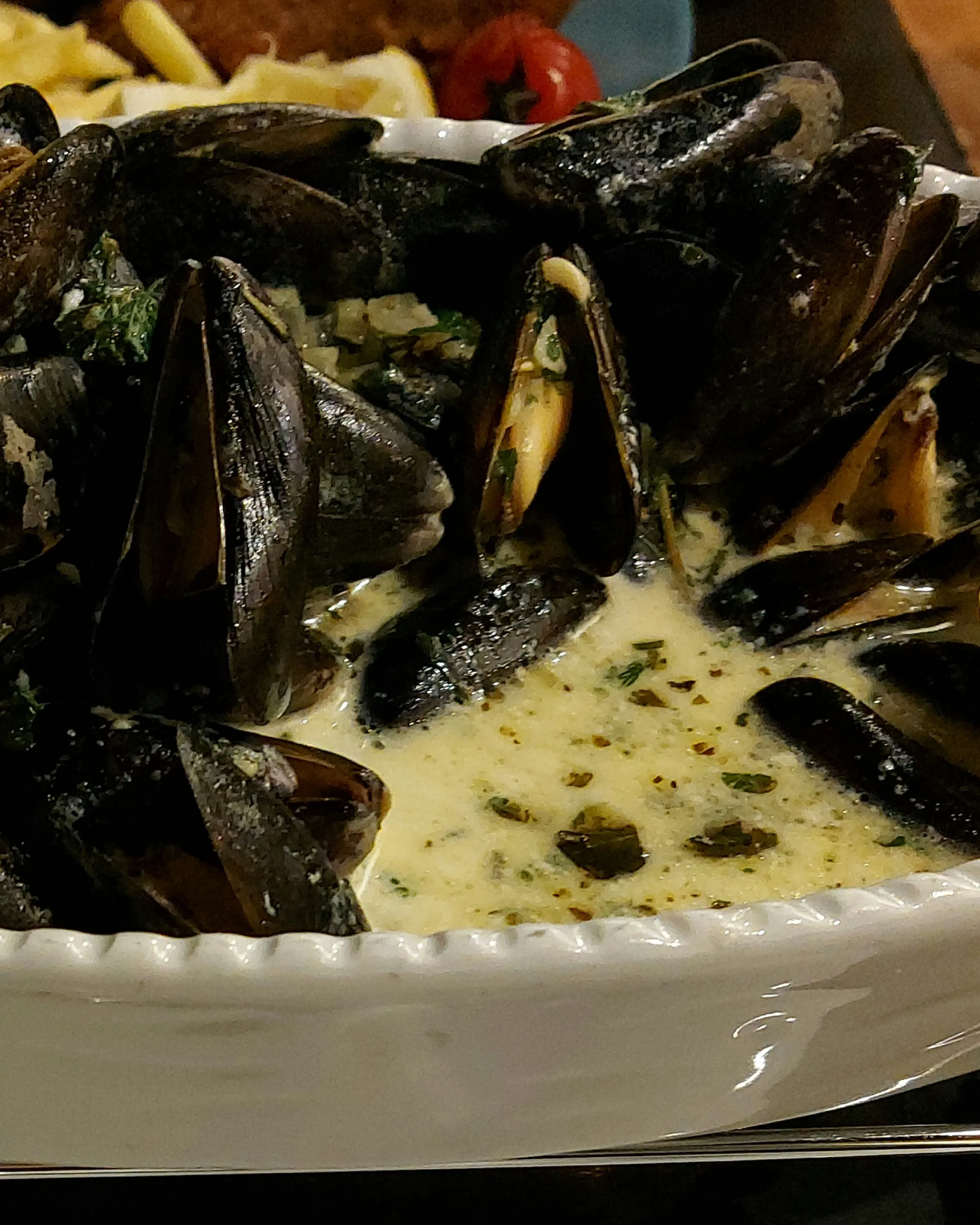 Nahaufnahme der Moules au Pernod mit Pernod-Sud