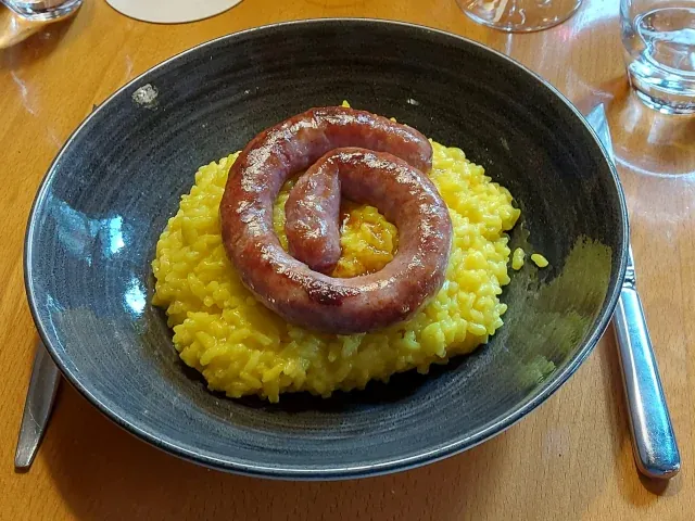 Original Tessiner Luganighetta auf Safran-Risotto im Grotto Ticino Bern