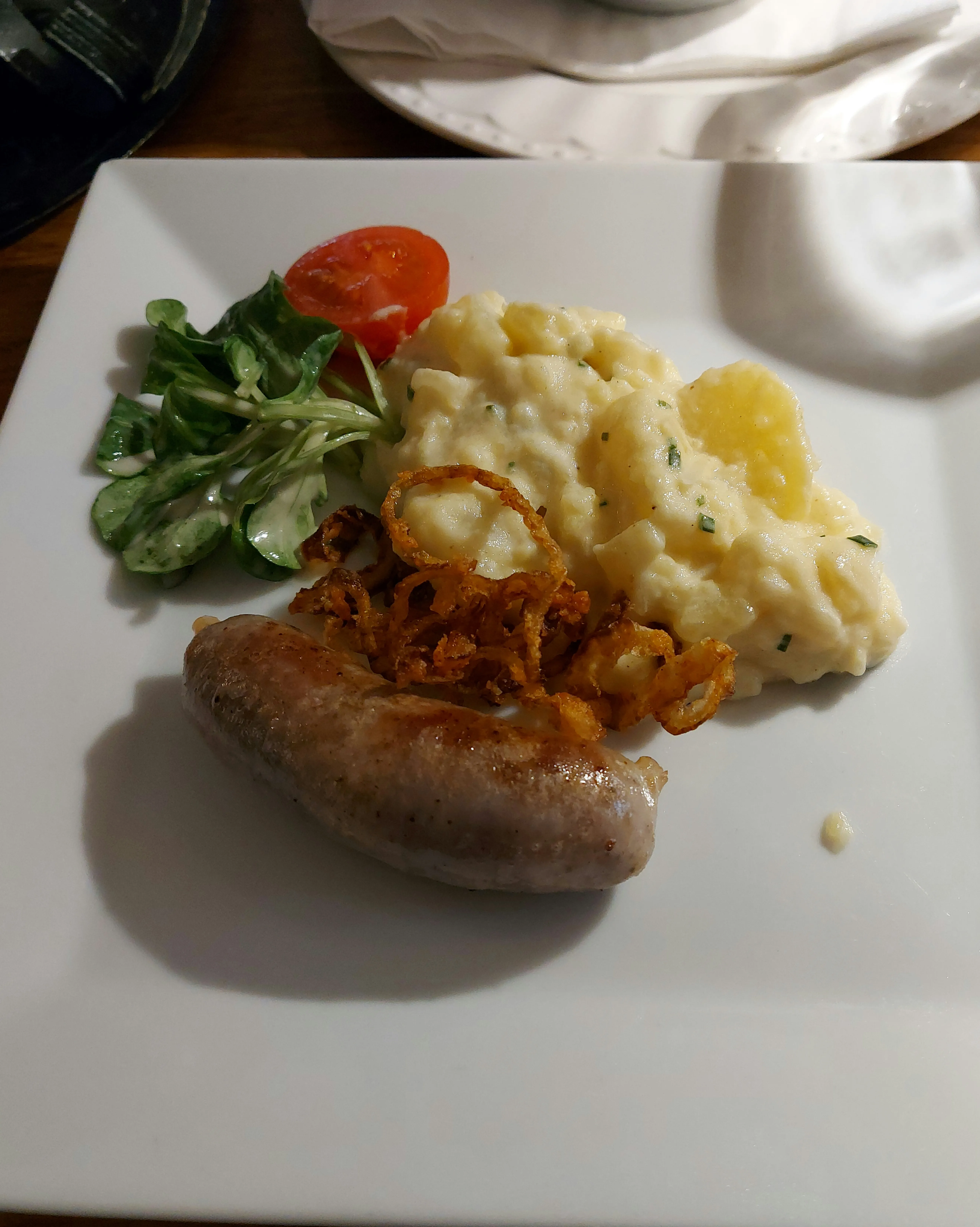 Bratwurst mit Kartoffelsalat im Harmonie Bern