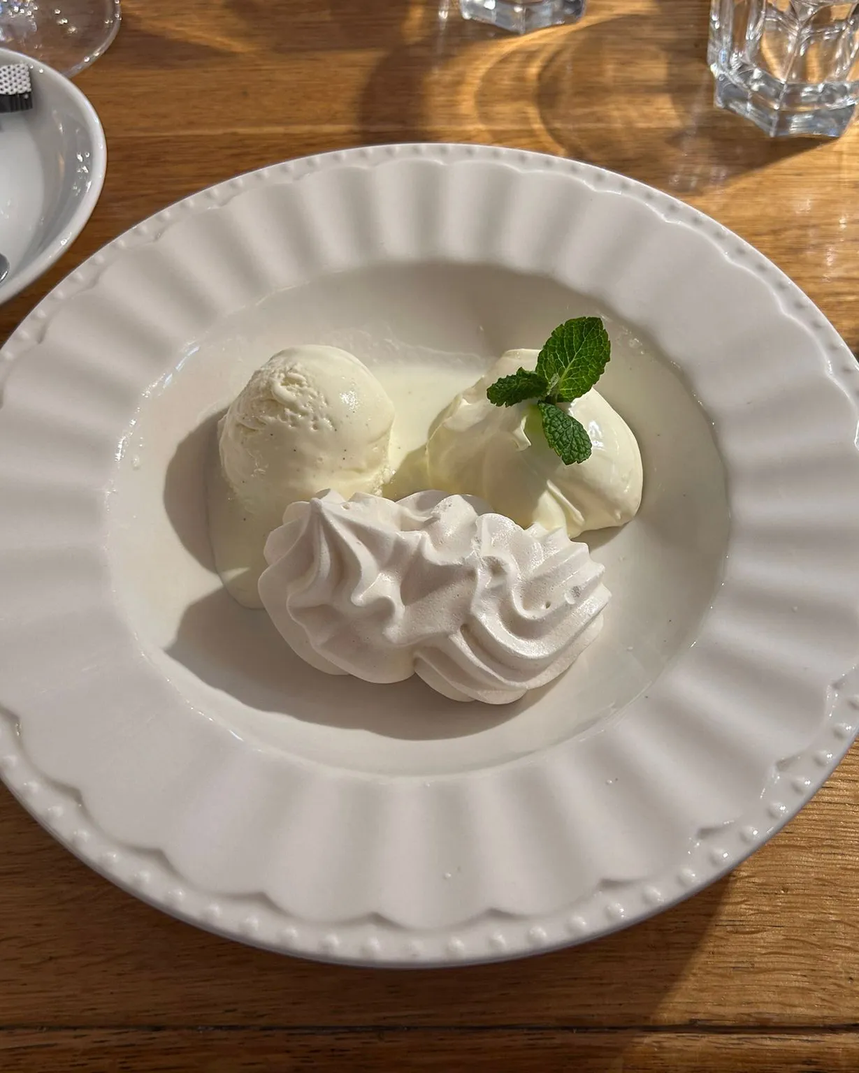 Meringue mit Double Crème und Vanilleglace im Harmonie Bern