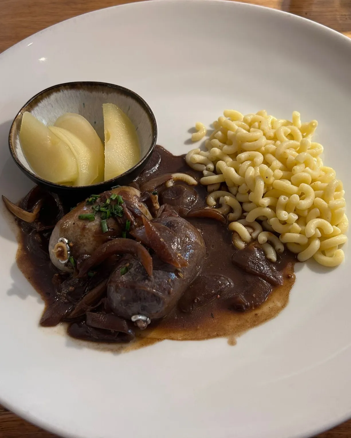 Blut- und Leberwurst mit Hörnli und Apfelschnitzen im Harmonie Bern