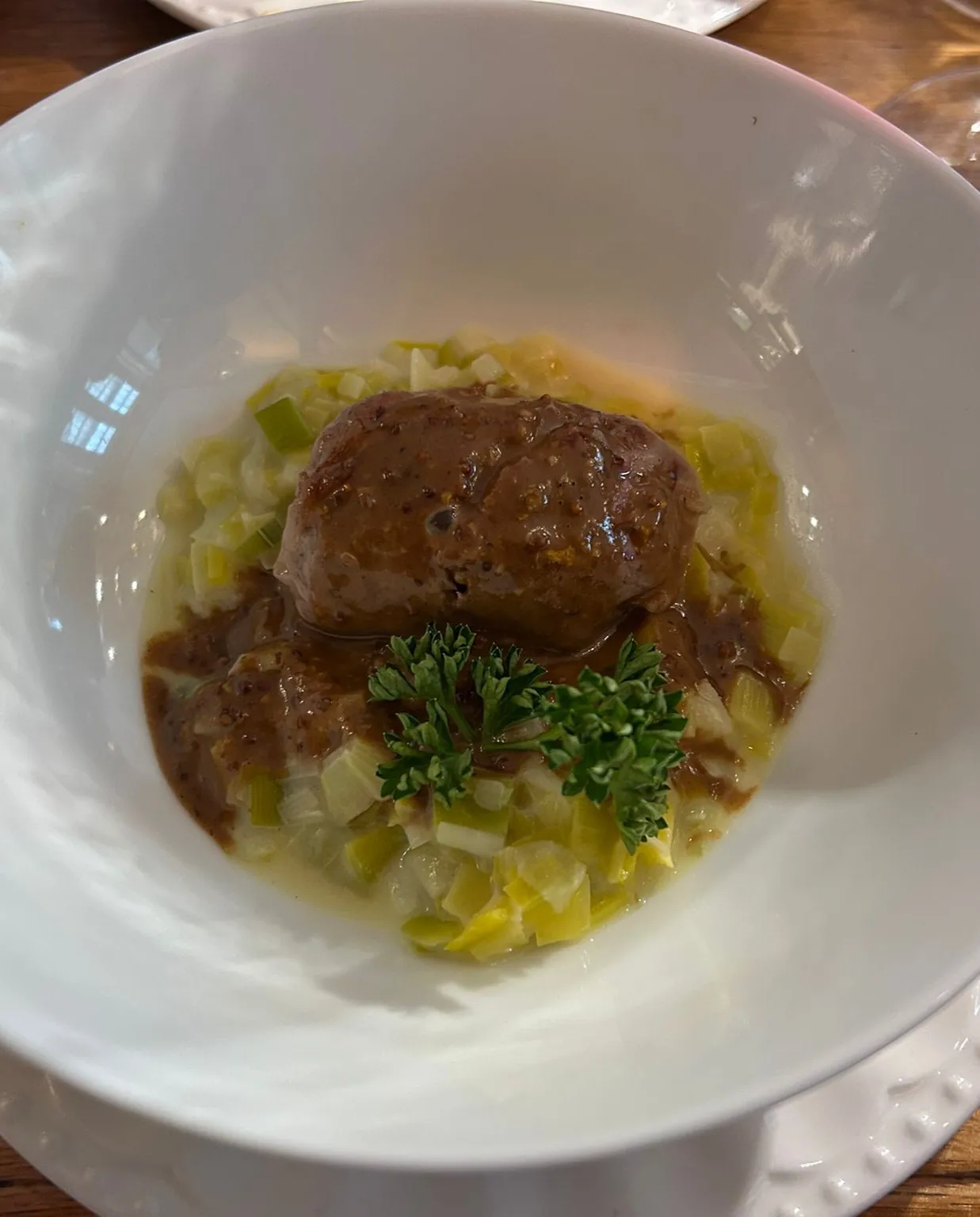 Adrio – Schweinswurstbrät im Schweinenetz im Harmonie Bern