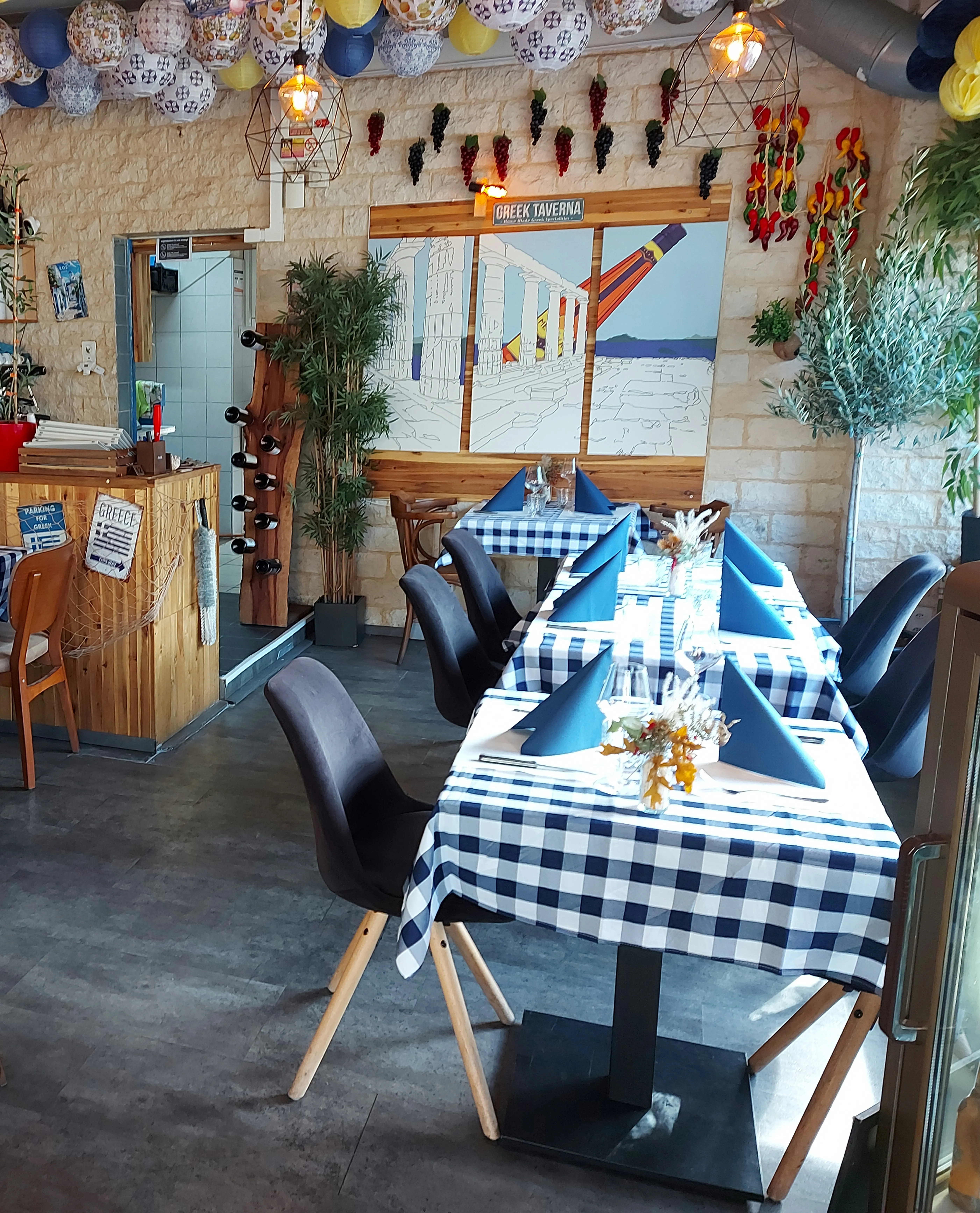 Heller Innenraum der Little Greek Taverna mit blau-weisser Dekoration
