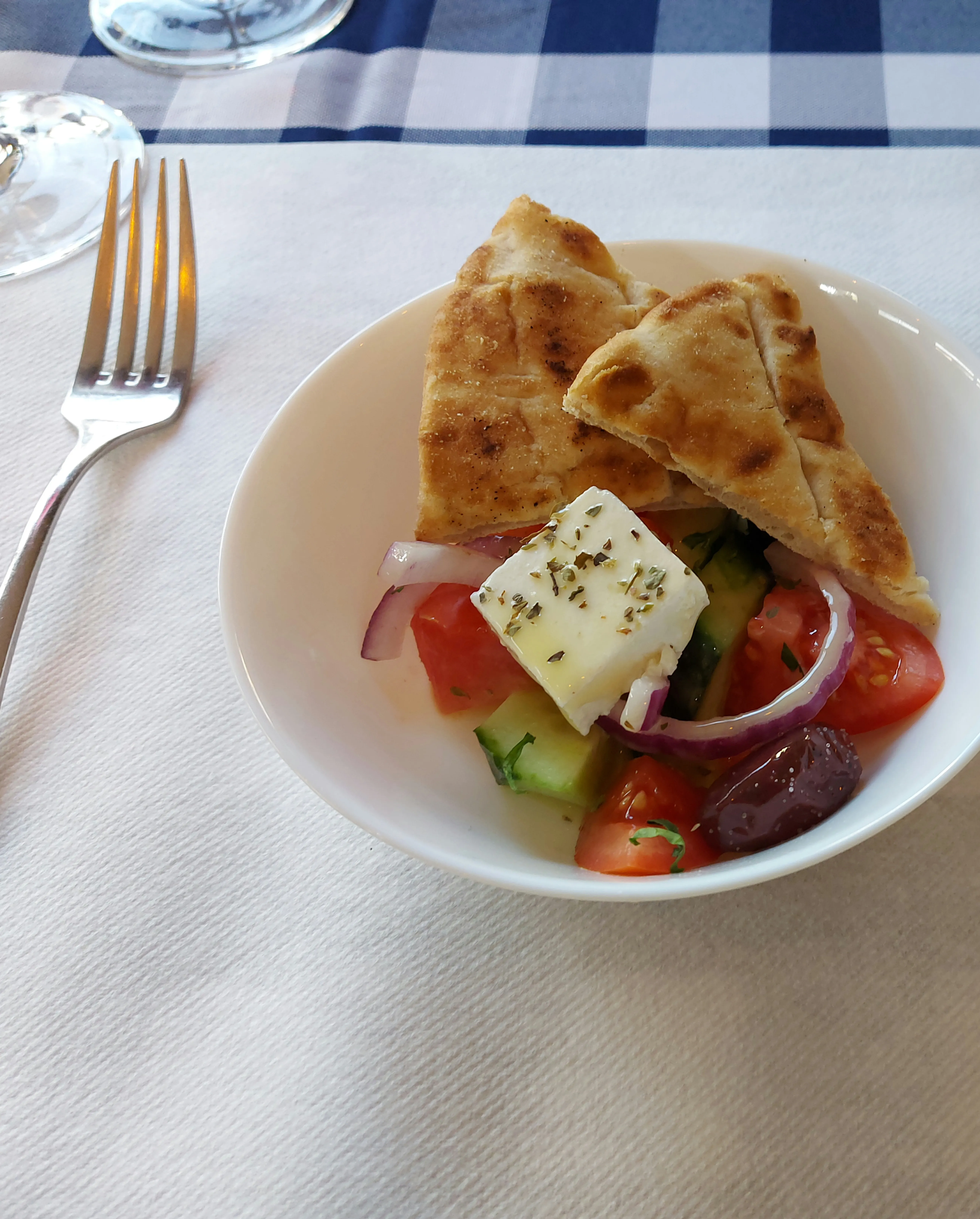 Griechischer Salat mit Feta in der Little Greek Taverna