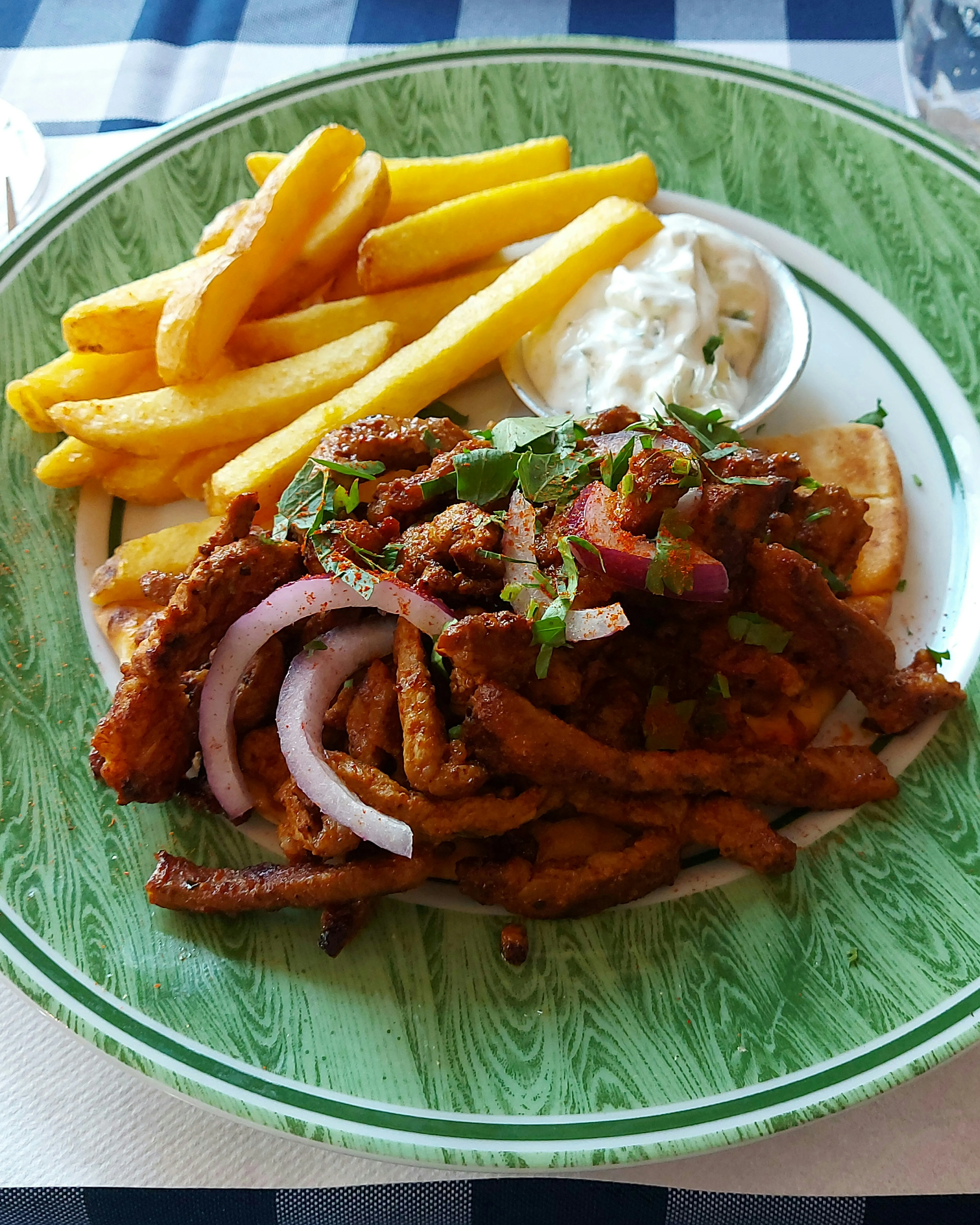 Gyros mit Pommes und Tzatziki in der Little Greek Taverna