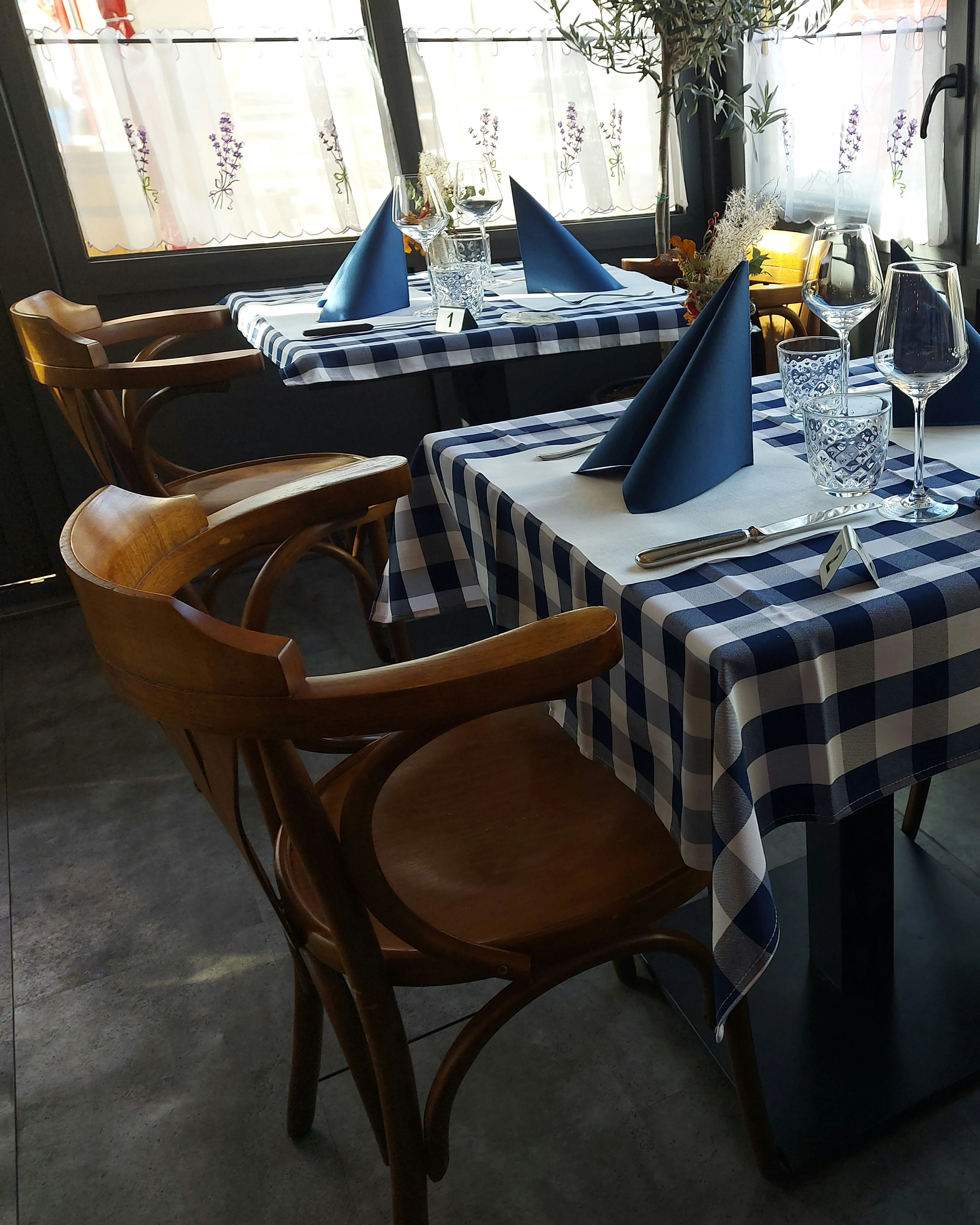Gedeckte Tische in der Little Greek Taverna