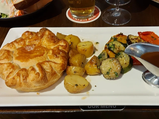 Beef & Guinness Pie mit Bratkartoffeln und Ofengemüse im McCarthys Bern