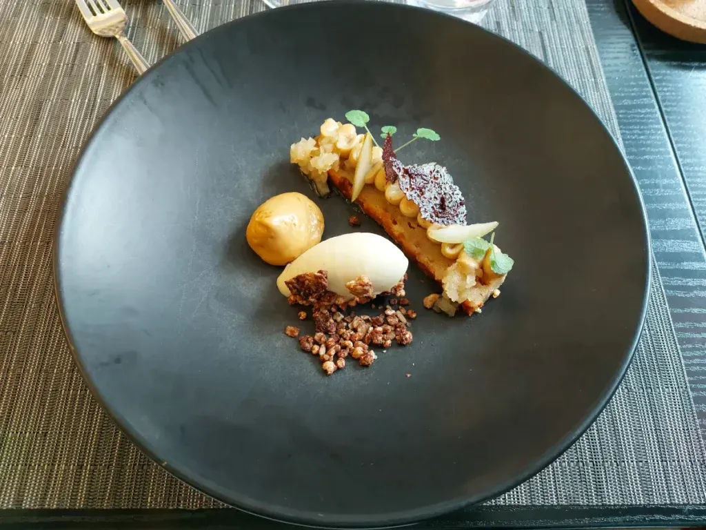 Birnensorbet mit Granola und Zimt als Dessert im Mille Sens Bern