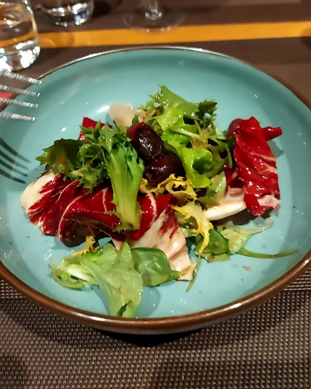 Menüsalat mit Oliven und italienischem Dressing im Restaurant Mühlirad