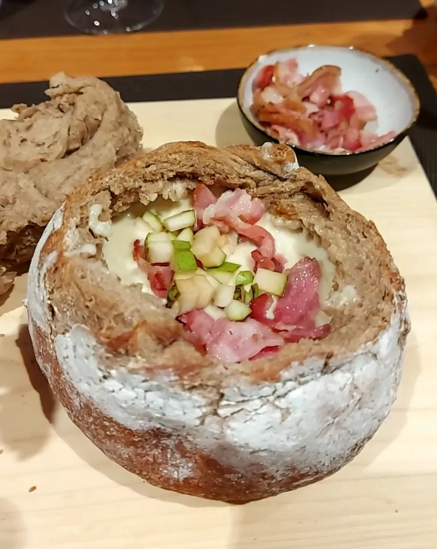 Vacherin-Käse im Brot mit Speck und Birne im Restaurant Mühlirad