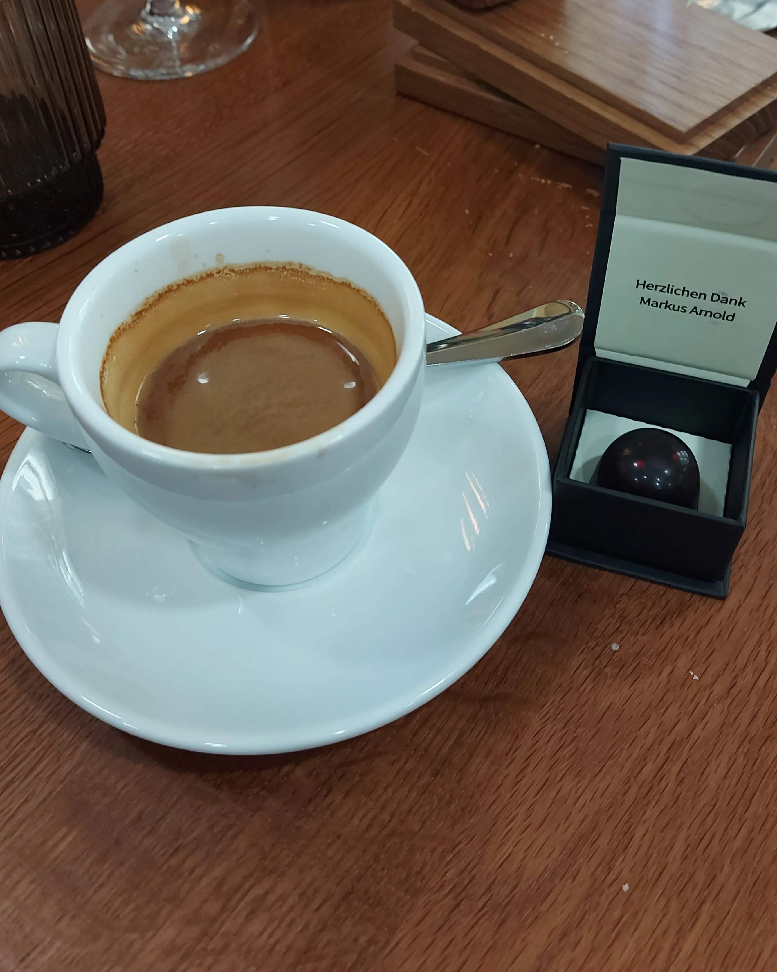 Myle Bern – Kaffee mit Praline im Kästchen