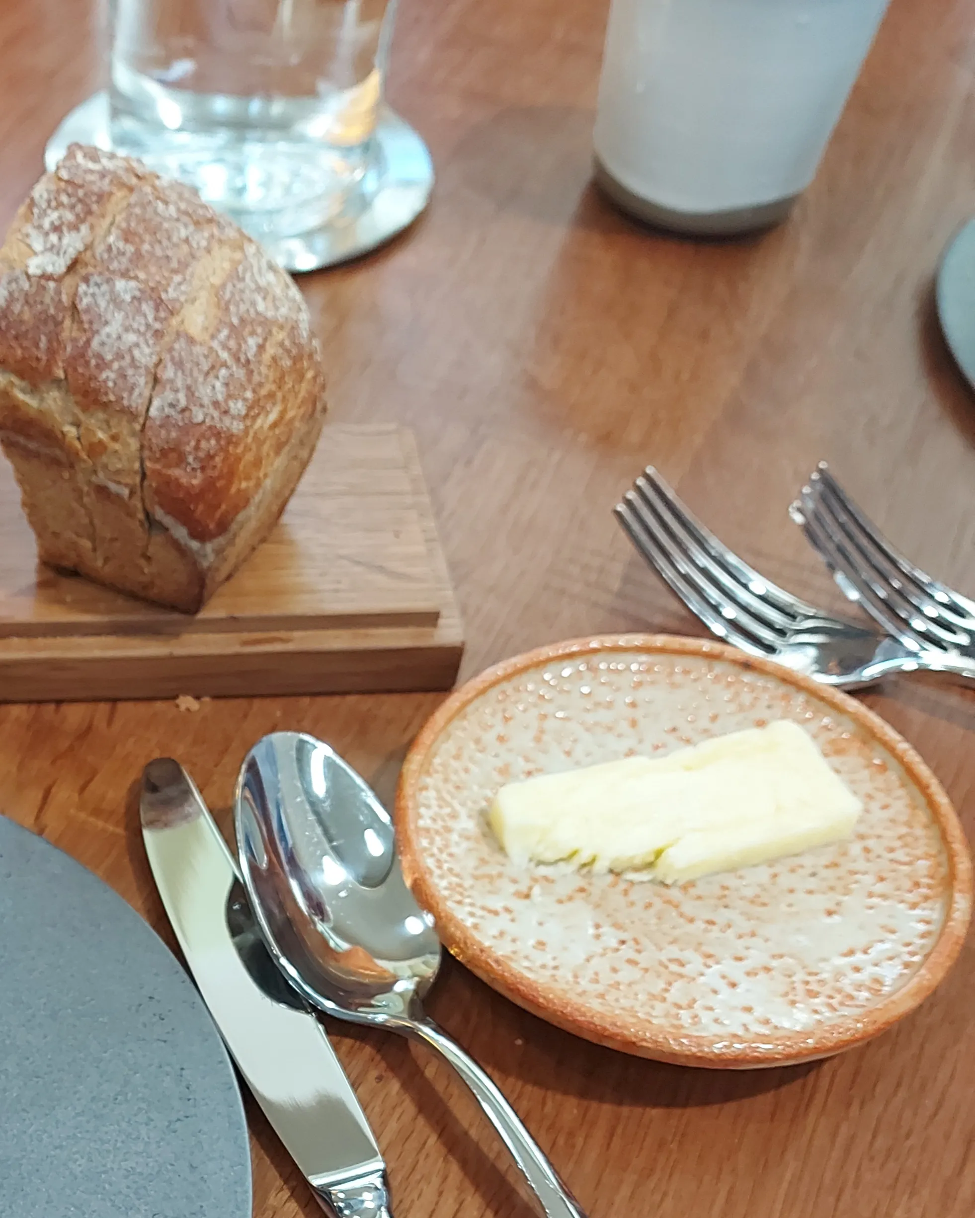 Myle Bern – Frisches Sauerteigbrot mit gesalzener Butter