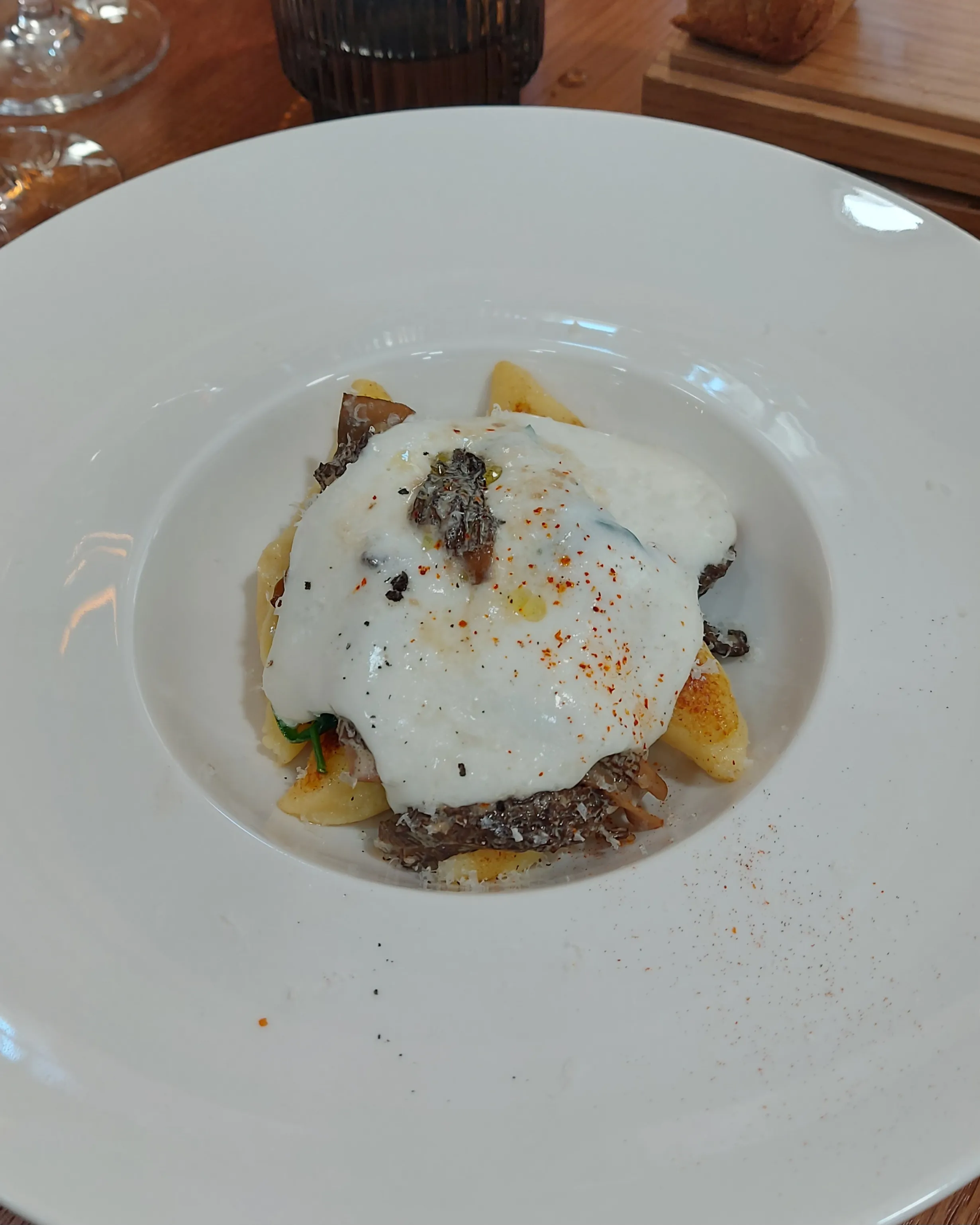 Myle Bern – Kartoffelgnocchi mit Spinat, frischen Morcheln und Taleggioschaum