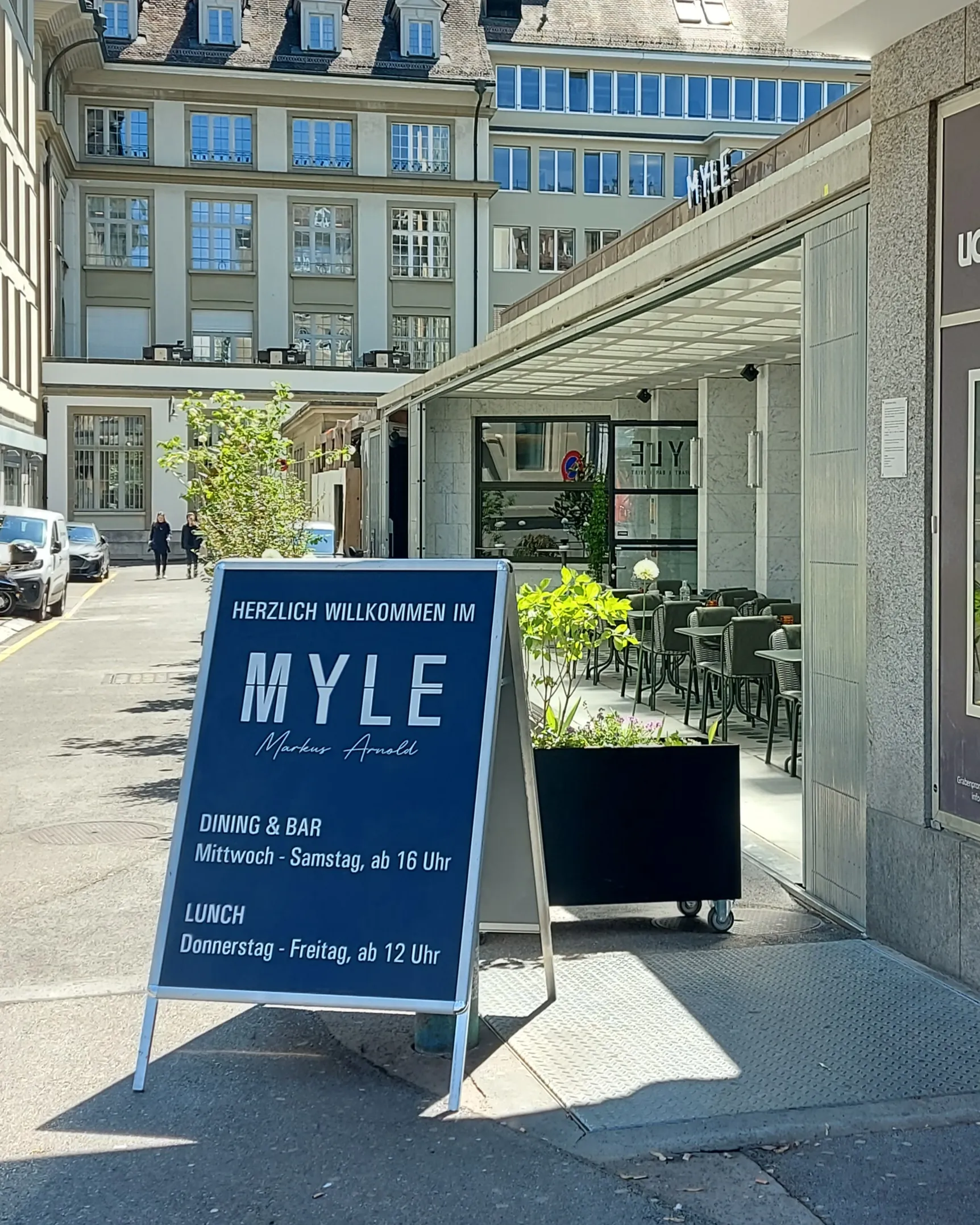 Myle Bern – Aussenbeschriftung und Eingang